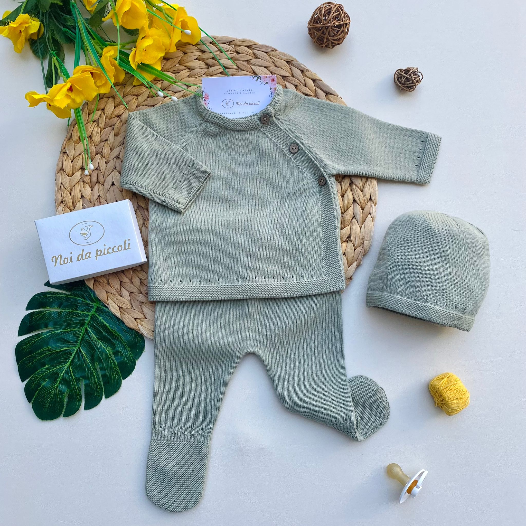 COMPLETO 3 PZ CON BOTTONCINI FILATO CALDO VERDE BOTTIGLIA - Noi da piccoli