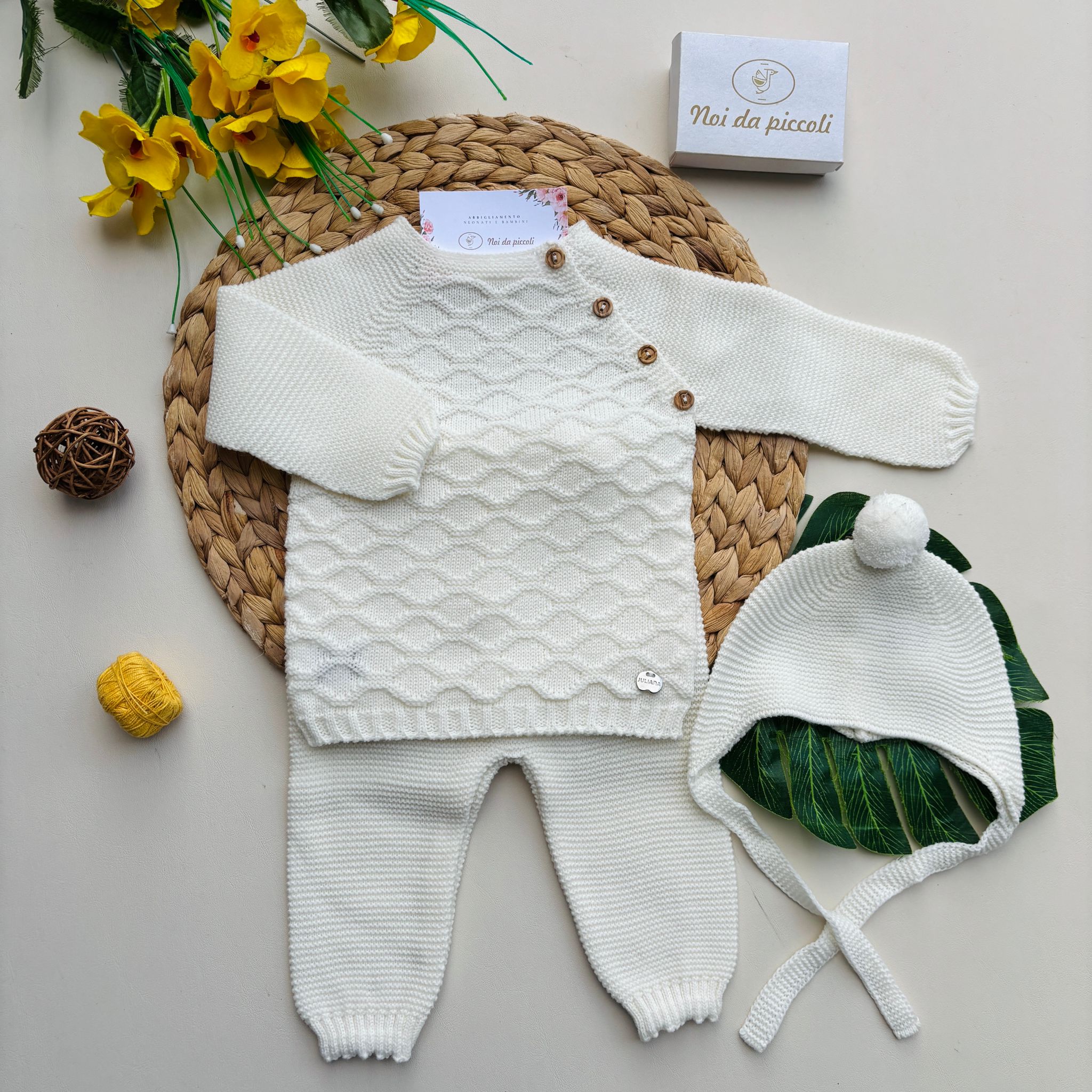 COMPLETO 3 PZ CON BOTTONCINI IN FINTO LEGNO CRUDO - Noi da piccoli