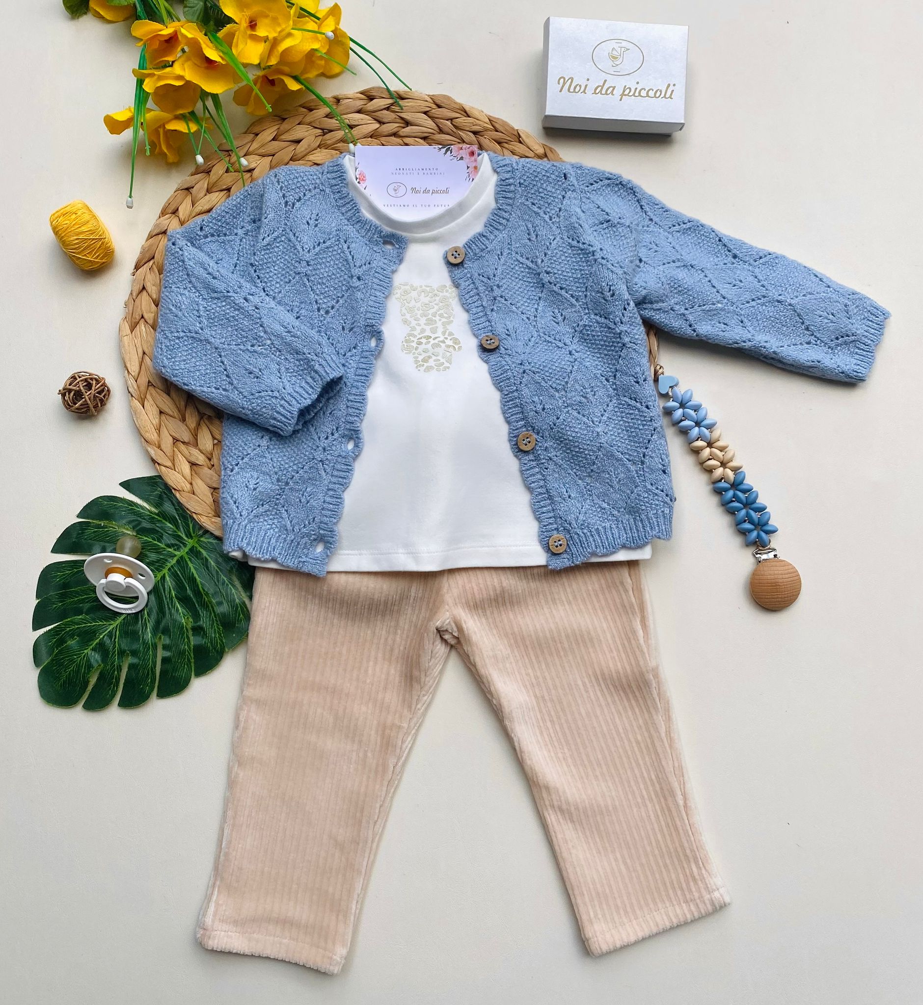 COMPLETO 3 PZ CON BOTTONCINI IN LEGNO FILATO CALDO CIELO BEIGE - Noi da piccoli