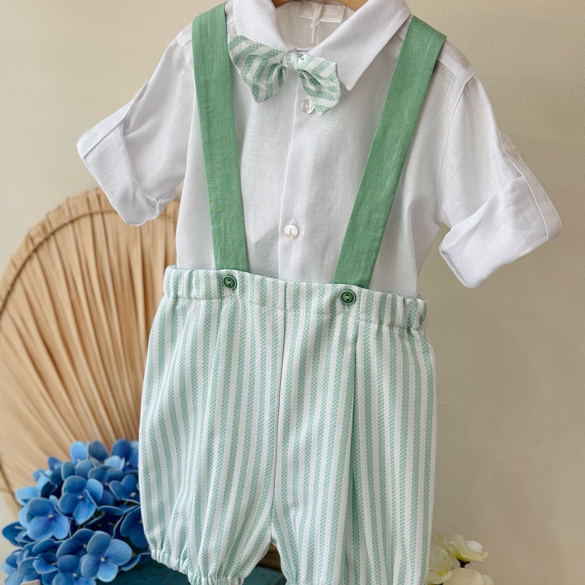 completo pz con salopette rigata bianco e verde,camicia bianca e papillon  VERDE mesi