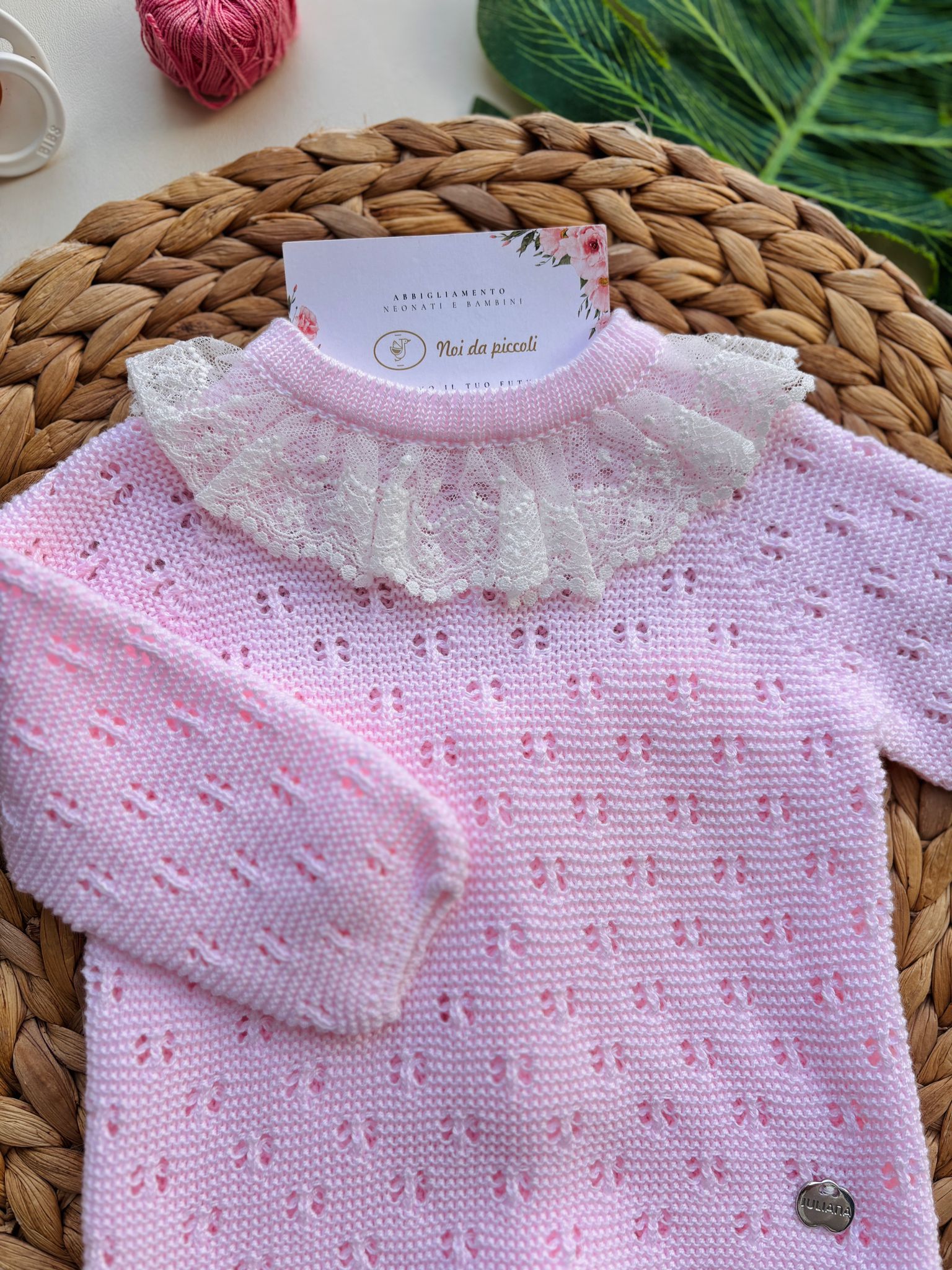 COMPLETO 3 PZ IN COTONE E ACRILICO CON RICAMI E COLLETTO MERLETTATO ROSA - Noi da piccoli