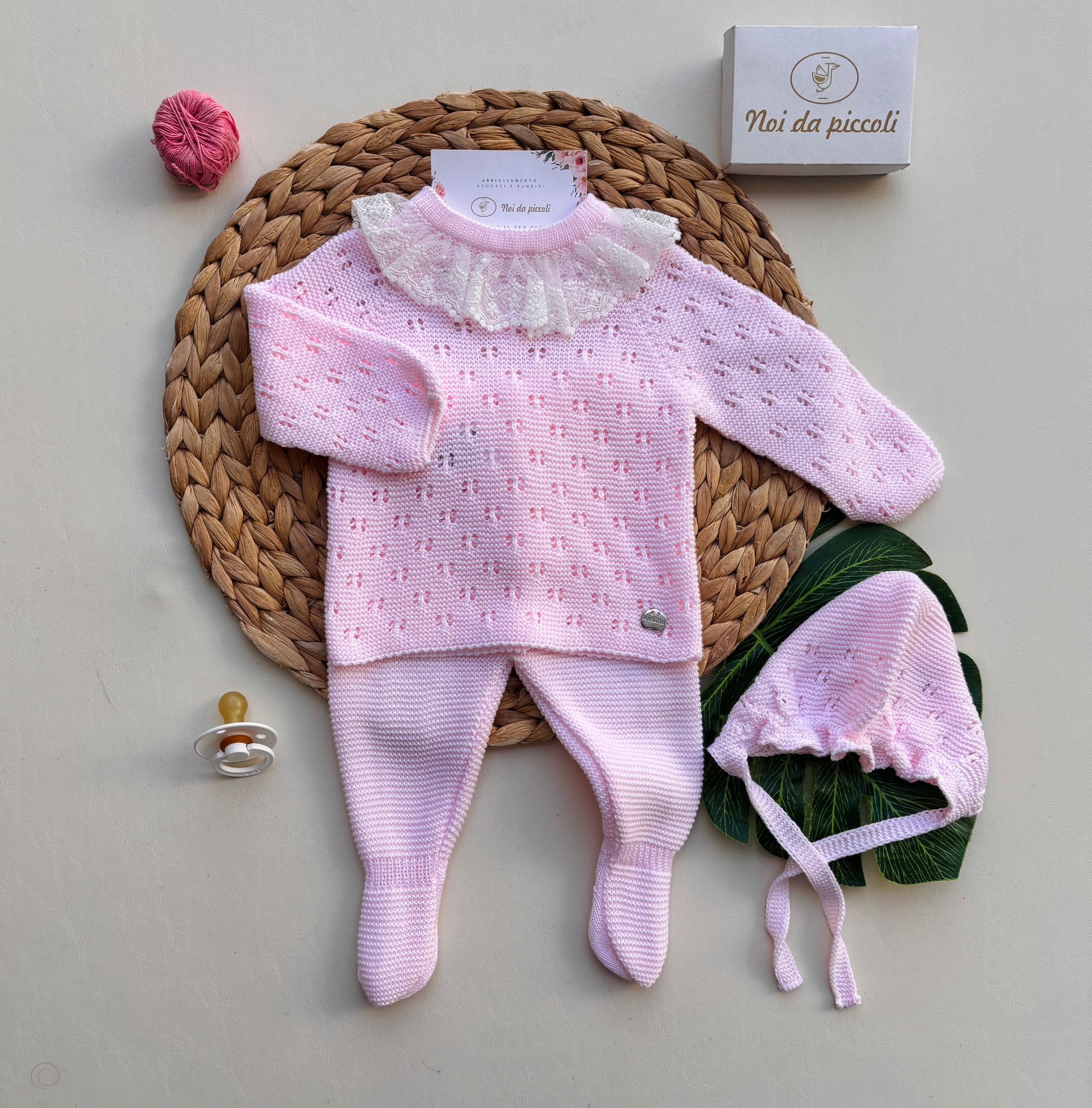 COMPLETO 3 PZ IN COTONE E ACRILICO CON RICAMI E COLLETTO MERLETTATO ROSA - Noi da piccoli