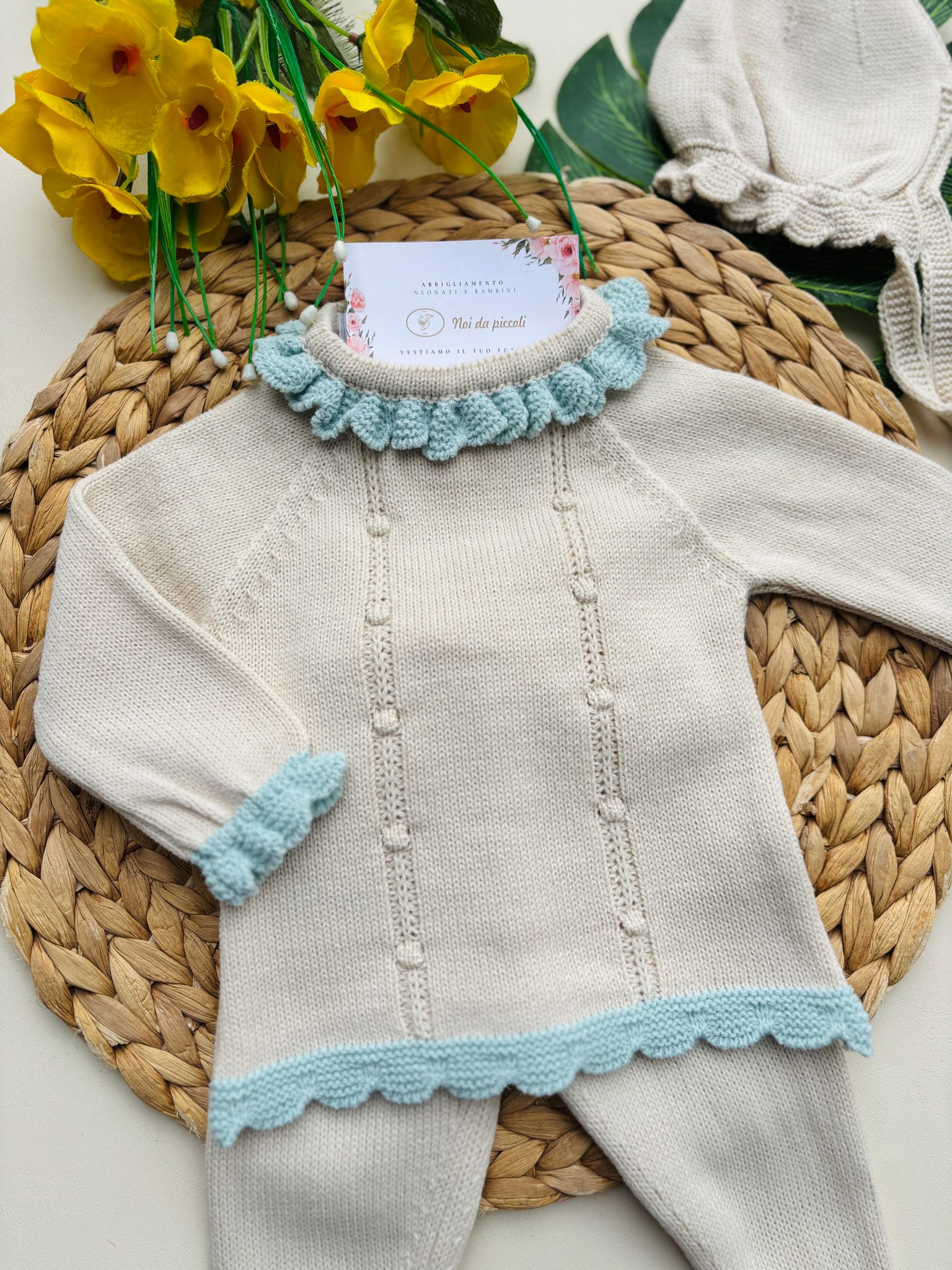 COMPLETO 3 PZ IN FILATO CALDO 100% ACRILICO CREMA E VERDE ACQUA - Noi da piccoli