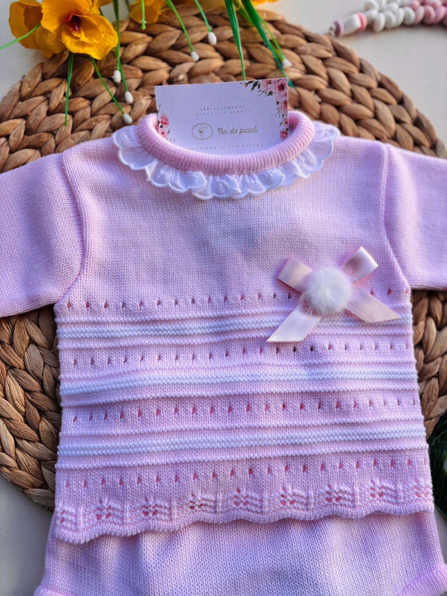 COMPLETO 3 PZ IN FILATO CALDO CON RICAMI E FIOCCHETTINO ROSA - Noi da piccoli