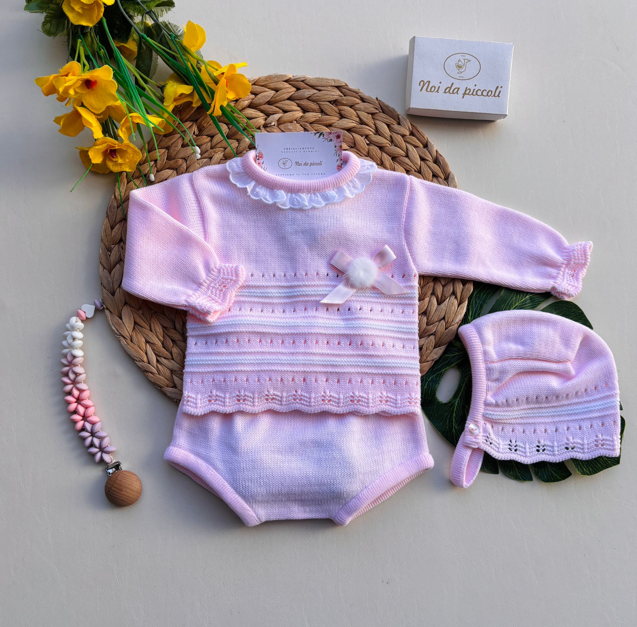 COMPLETO 3 PZ IN FILATO CALDO CON RICAMI E FIOCCHETTINO ROSA - Noi da piccoli