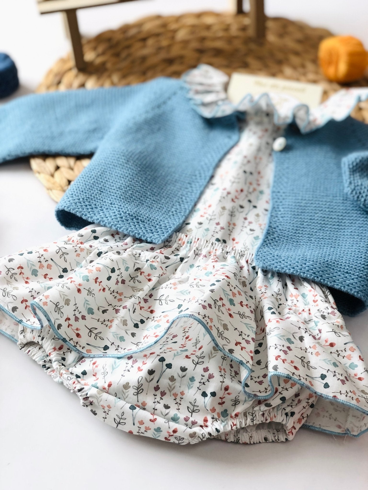 COMPLETO 3PZ AZUL NUBE CON LANA MERINO E FLORES - Noi da piccoli