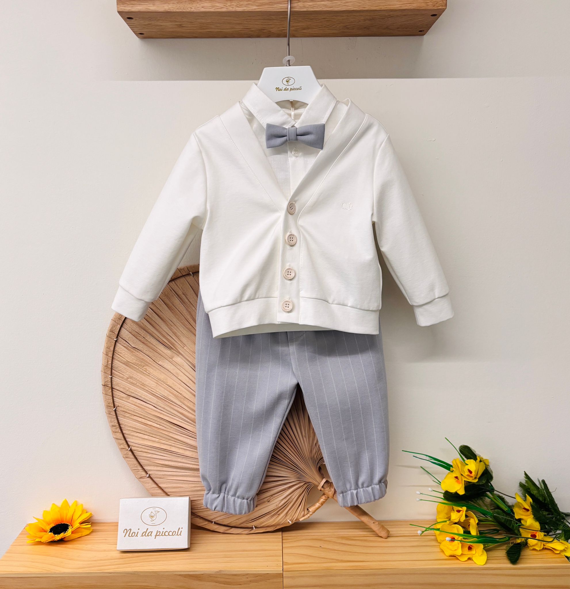 COMPLETO 4 PZ CERIMONIALE A RIGHE BIANCO E GRIGIO - Noi da piccoli