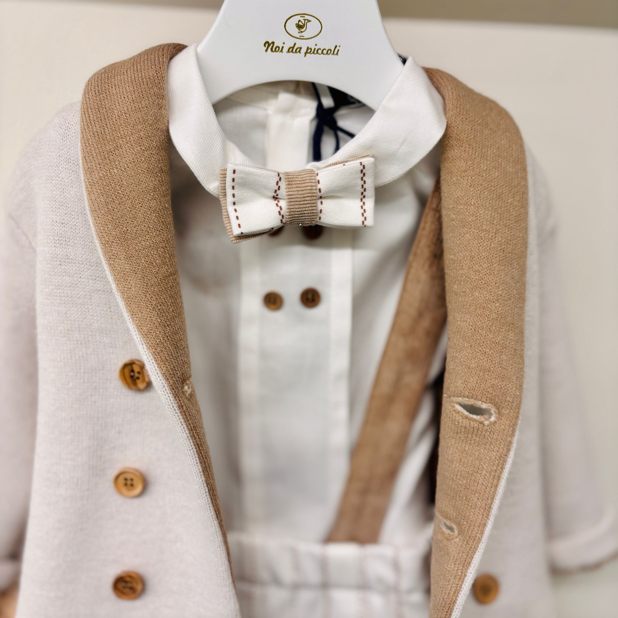 COMPLETO 4 PZ CERIMONIALE CON BOTTONCINI IN LEGNO BEIGE - Noi da piccoli