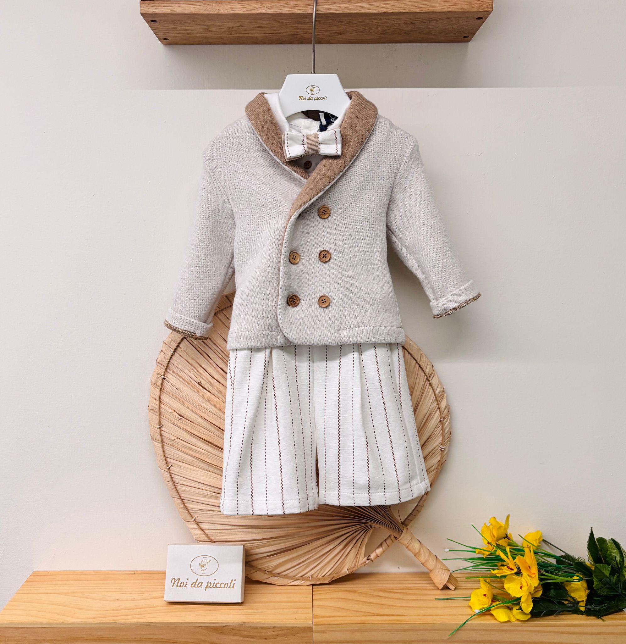 COMPLETO 4 PZ CERIMONIALE CON BOTTONCINI IN LEGNO BEIGE - Noi da piccoli