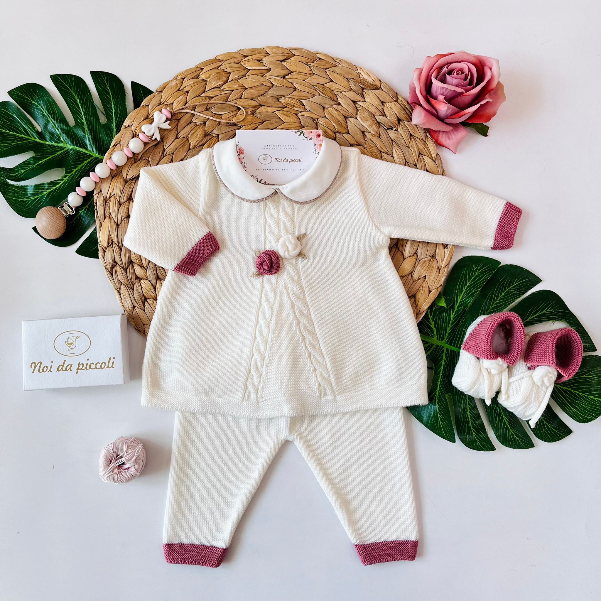 COMPLETO CON BABBUCCE 100% LANA CREAM LAMPONE - Noi da piccoli