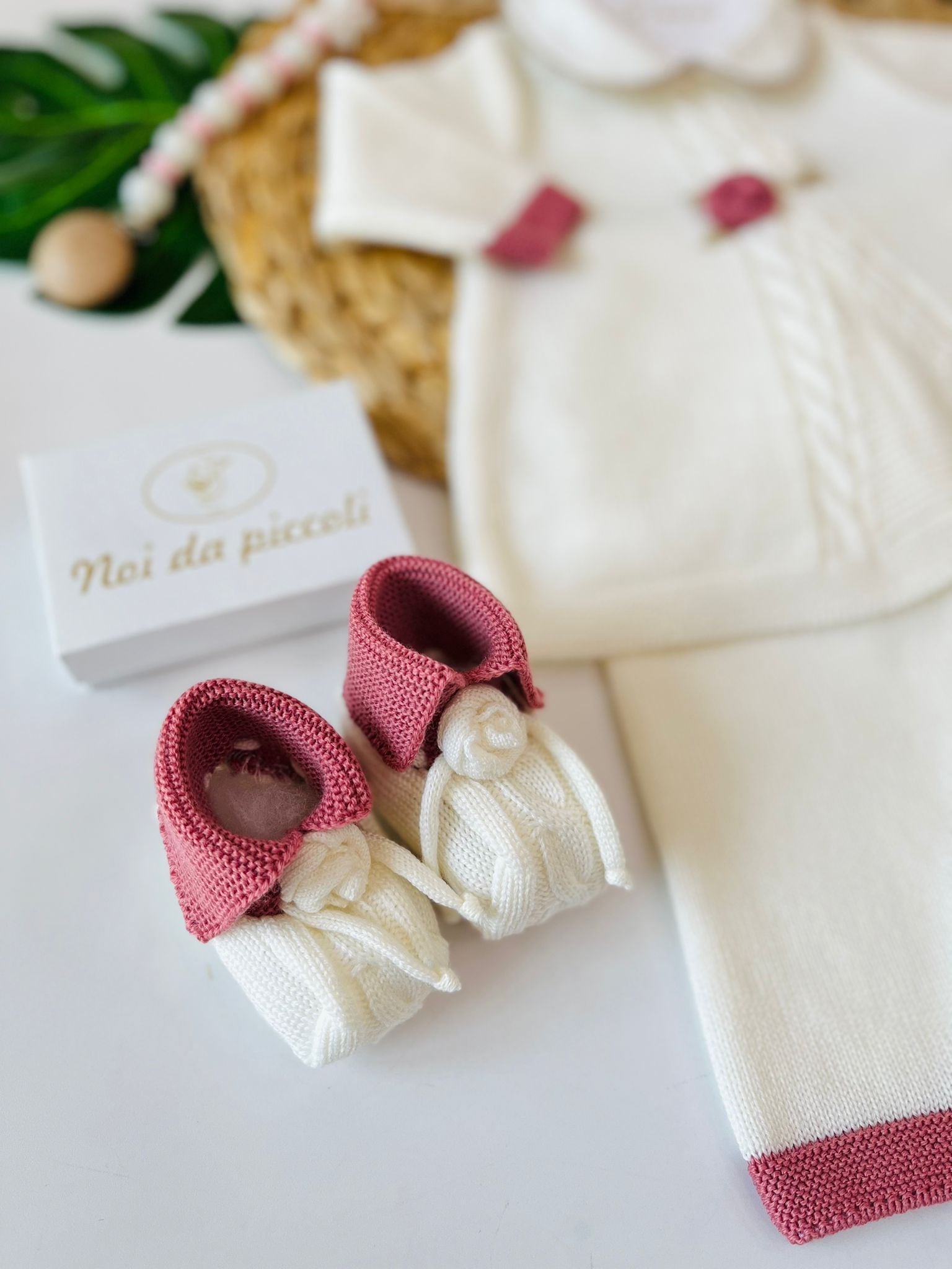 COMPLETO CON BABBUCCE 100% LANA CREAM LAMPONE - Noi da piccoli