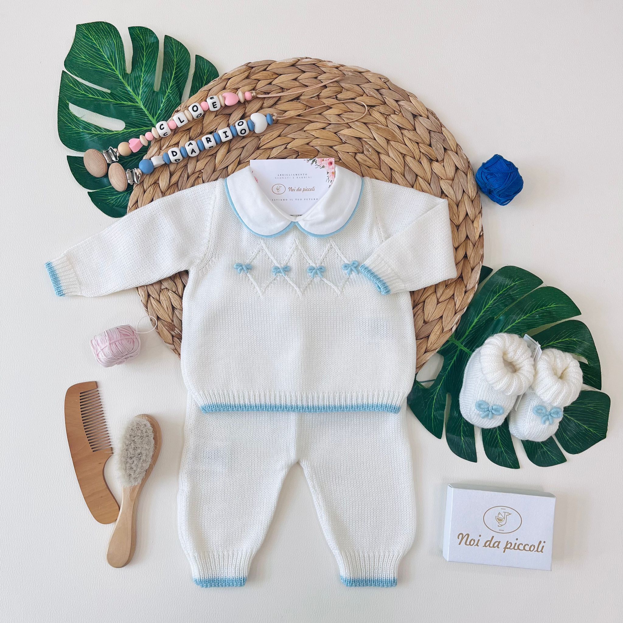 COMPLETO CON BABBUCCE 100% lana merino extrafine CIELO E PANNA - Noi da piccoli