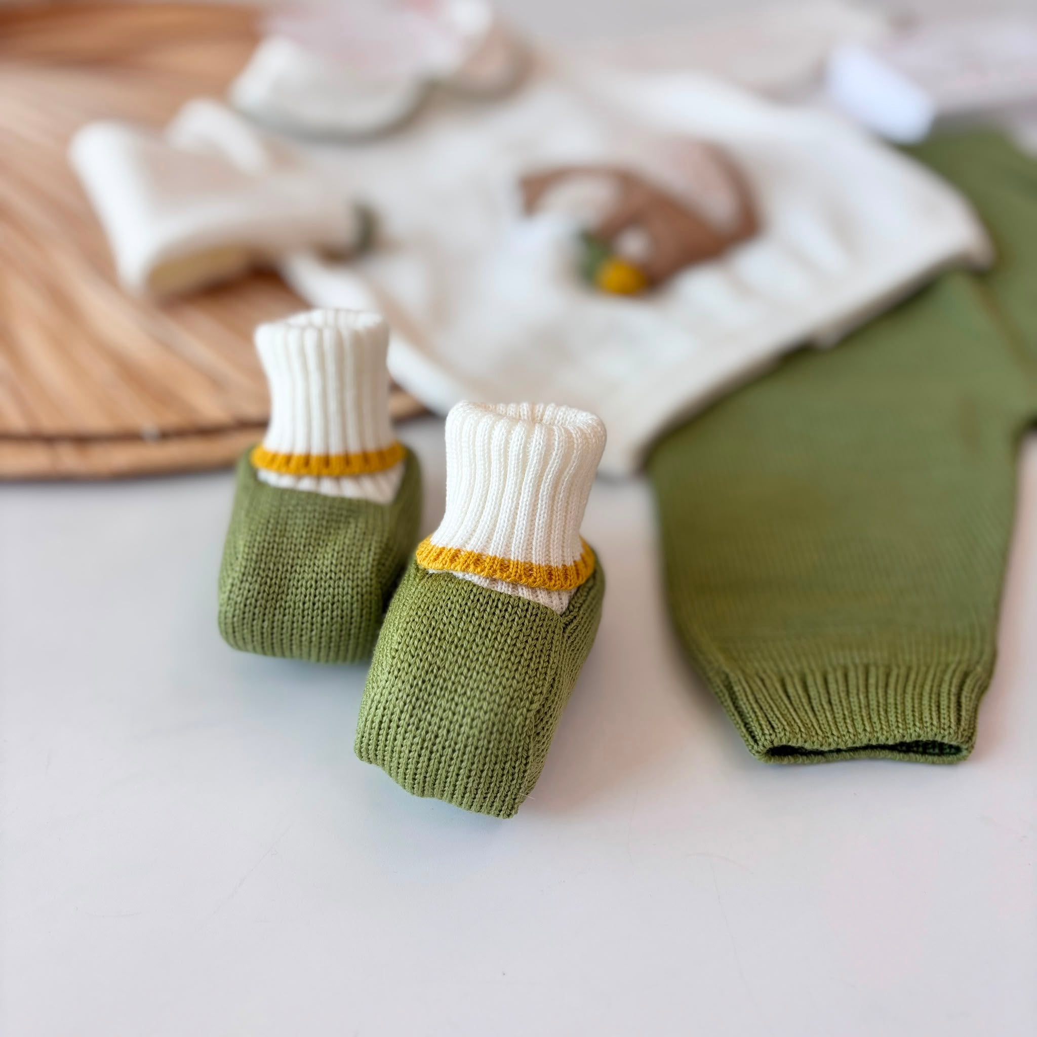 COMPLETO CON BABBUCCE 100% LANA SCOIATTOLO VERDE - Noi da piccoli