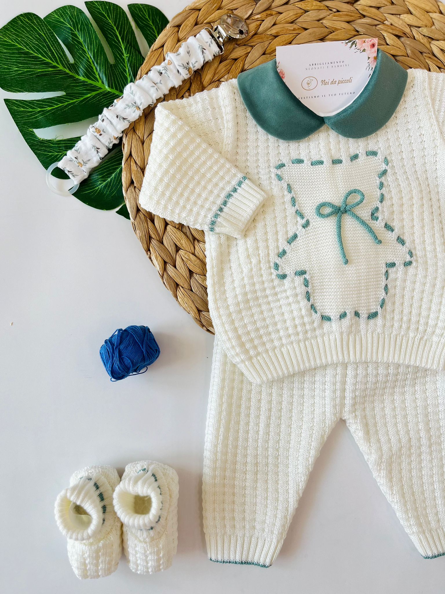 COMPLETO CON BABBUCCE 100% LANA VANIGLIA VERDE SALVIA - Noi da piccoli