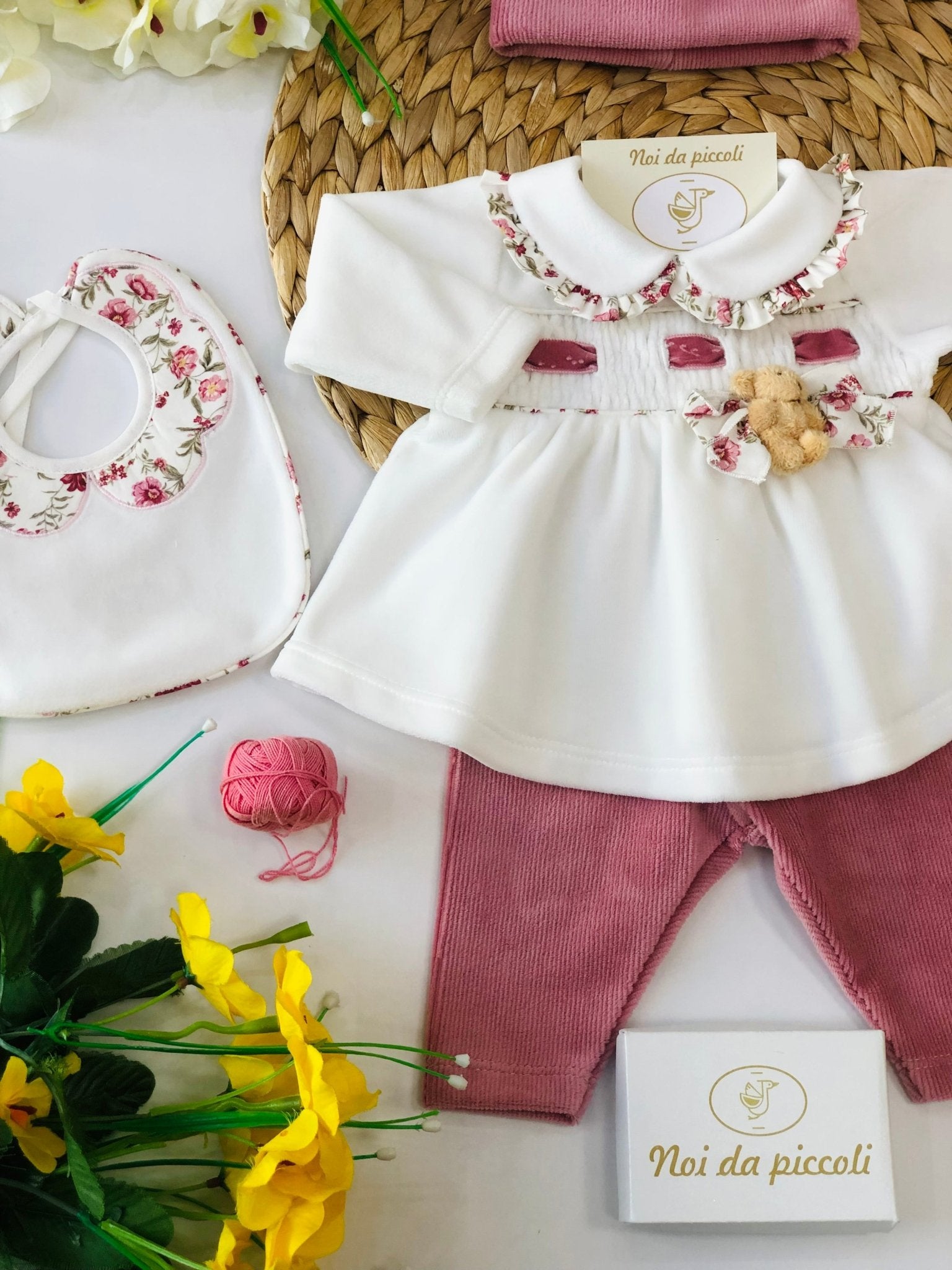 COMPLETO CON BABBUCCE IN CINGLIA BIANCO E FIORI ORSO - Noi da piccoli