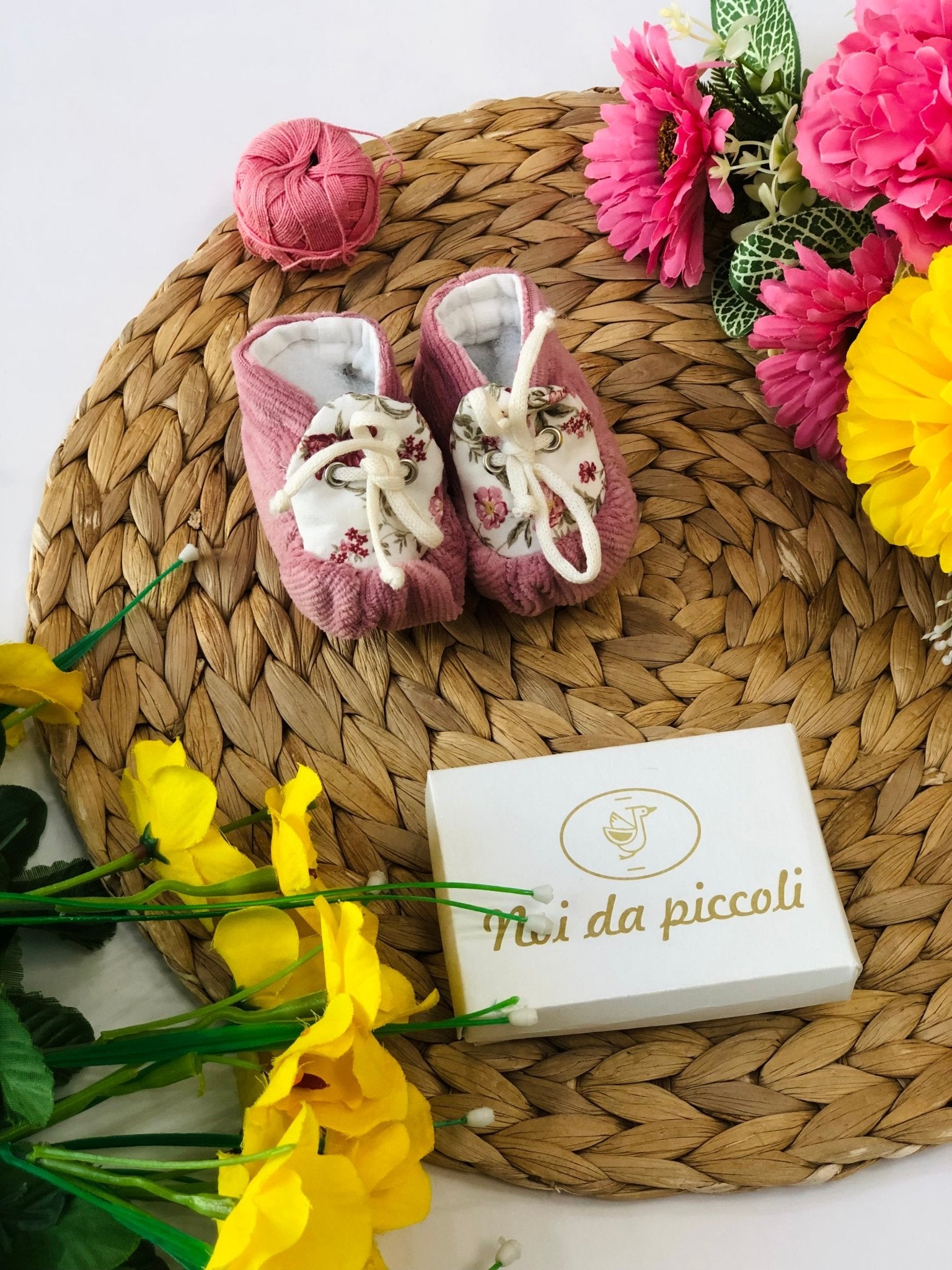 COMPLETO CON BABBUCCE IN CINGLIA BIANCO E FIORI ORSO - Noi da piccoli