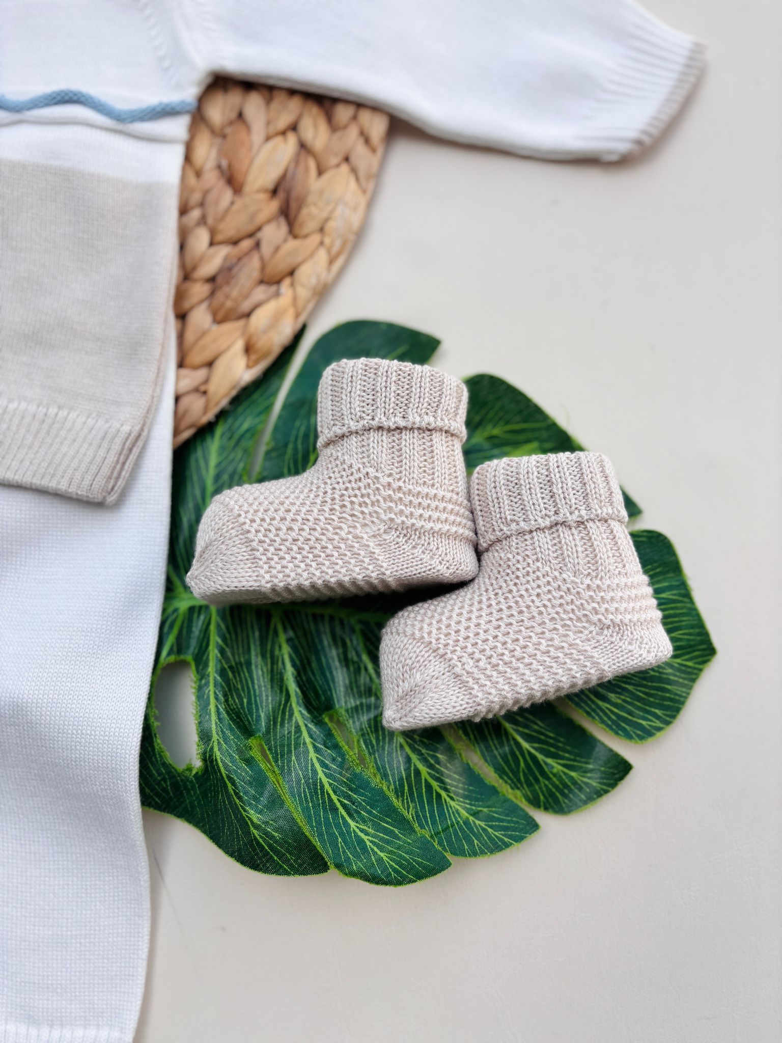 COMPLETO CON PARURE IN FILO BEIGE E BIANCO - Noi da piccoli