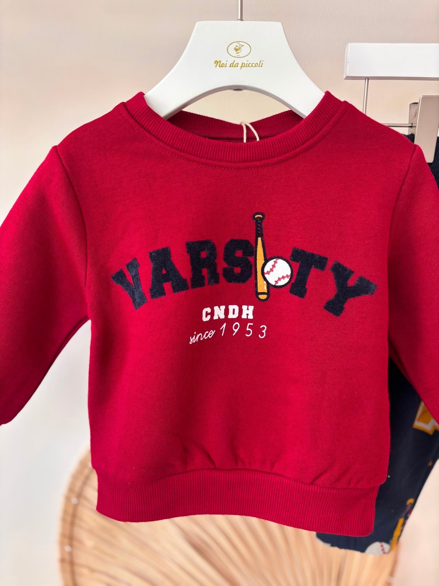 COMPLETO IN COTONE BORDEAUX CON STAMPA "VARSITY" - Noi da piccoli