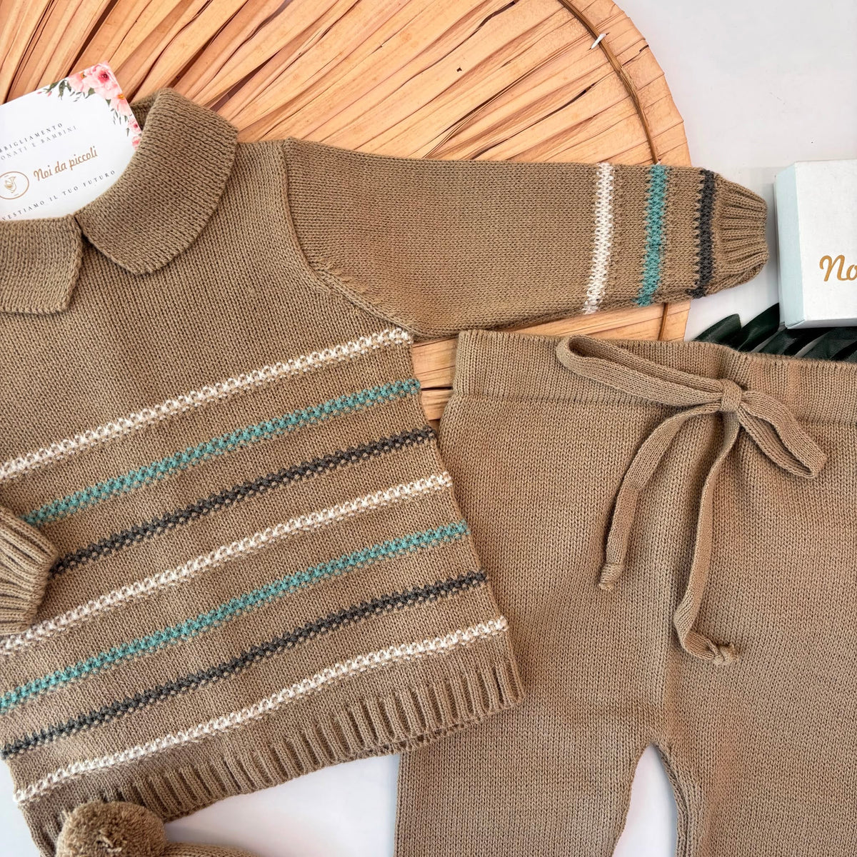 COMPLETO IN FILATO CALDO BEIGE SCURO - Noi da piccoli