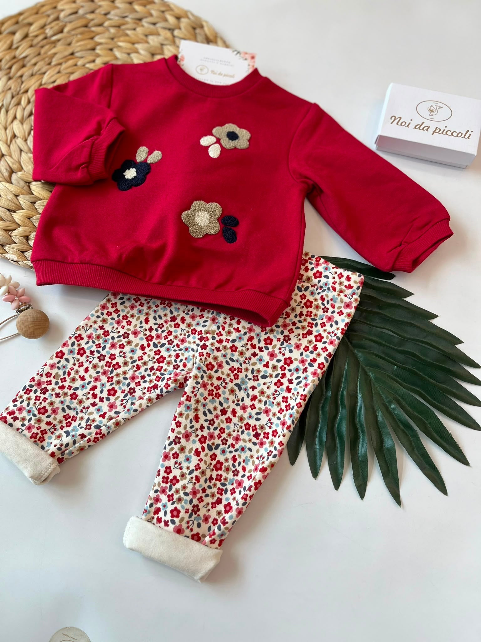 COMPLETO ROSSO CON FIORI IN COTONE CALDO - Noi da piccoli