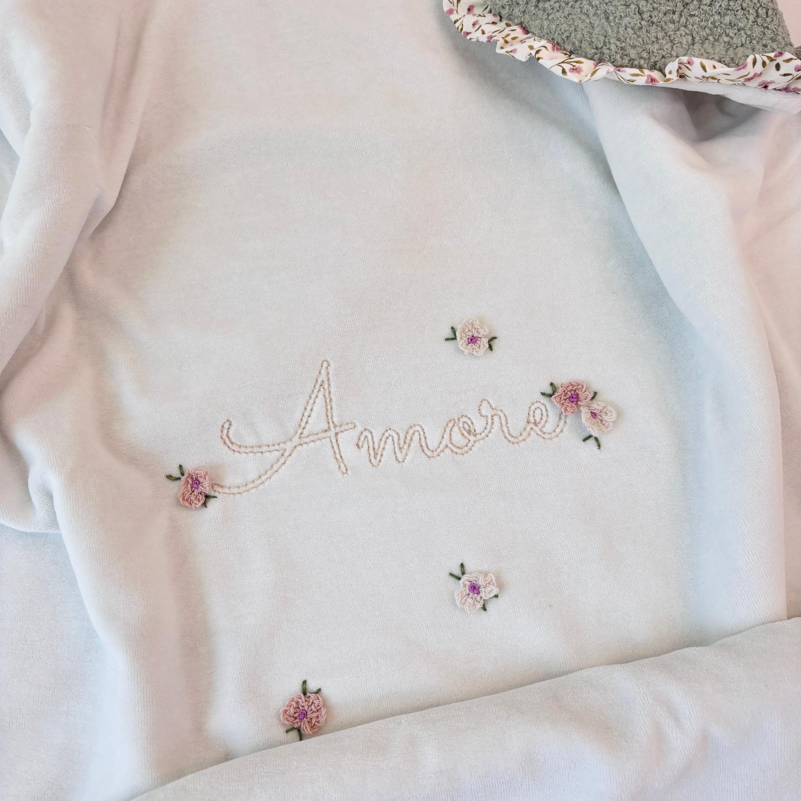 COPERTA IN CINIGLIA E TESSUSO PANNA CON DELIC ATA SCRITTA "AMORE" - Noi da piccoli