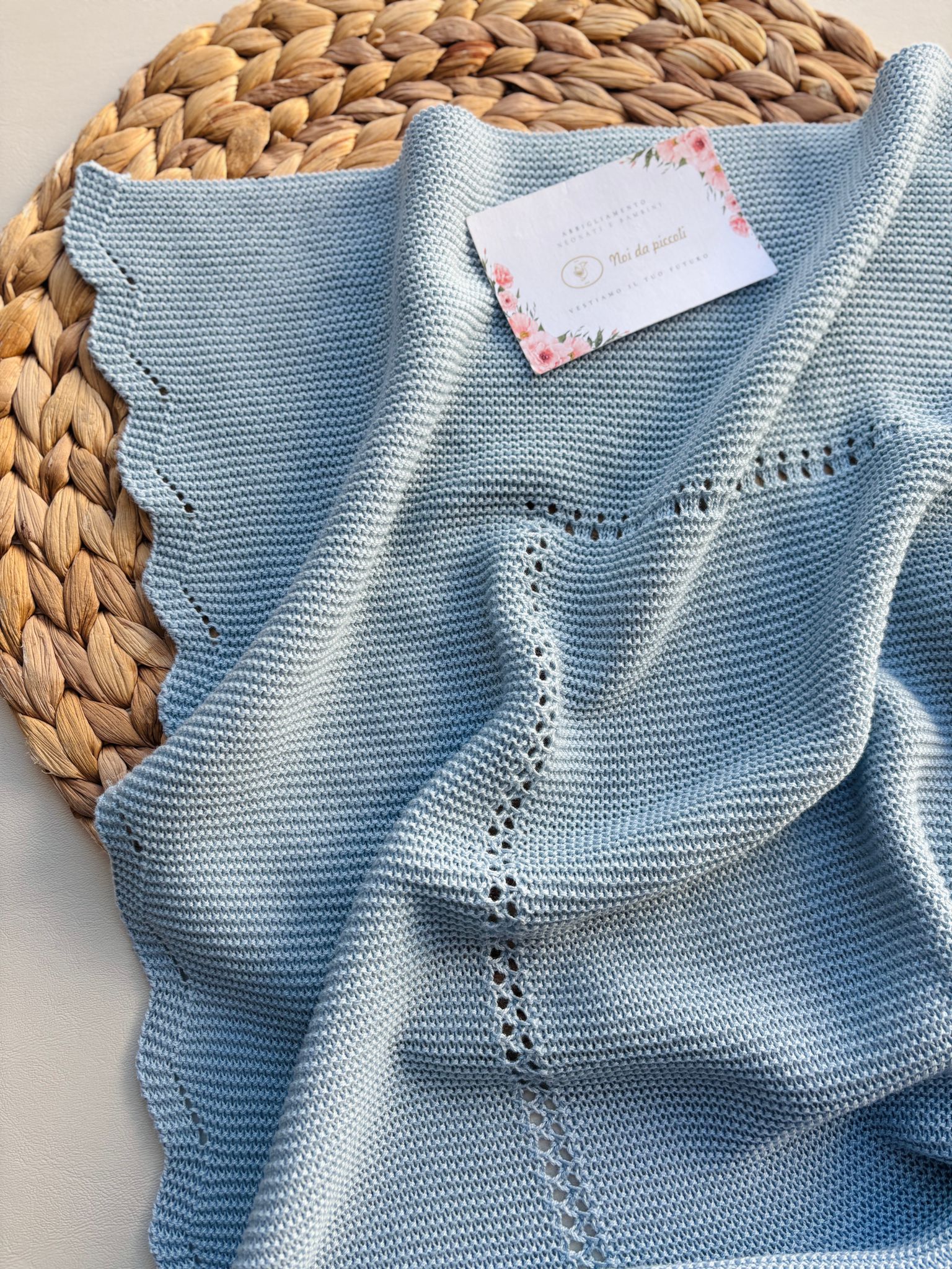 COPERTA IN COTONE CON RICAMI AZZURRO PASTELLO - Noi da piccoli