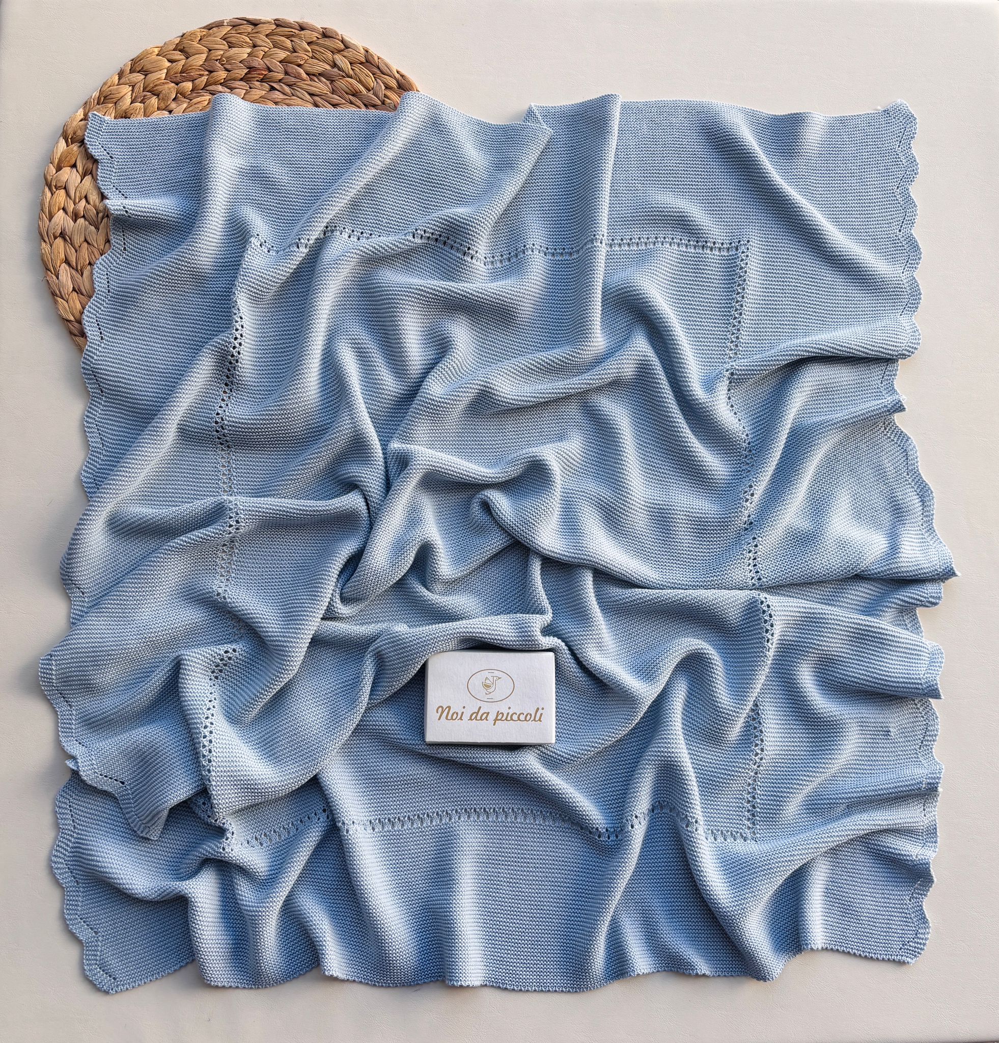 COPERTA IN COTONE CON RICAMI AZZURRO PASTELLO - Noi da piccoli