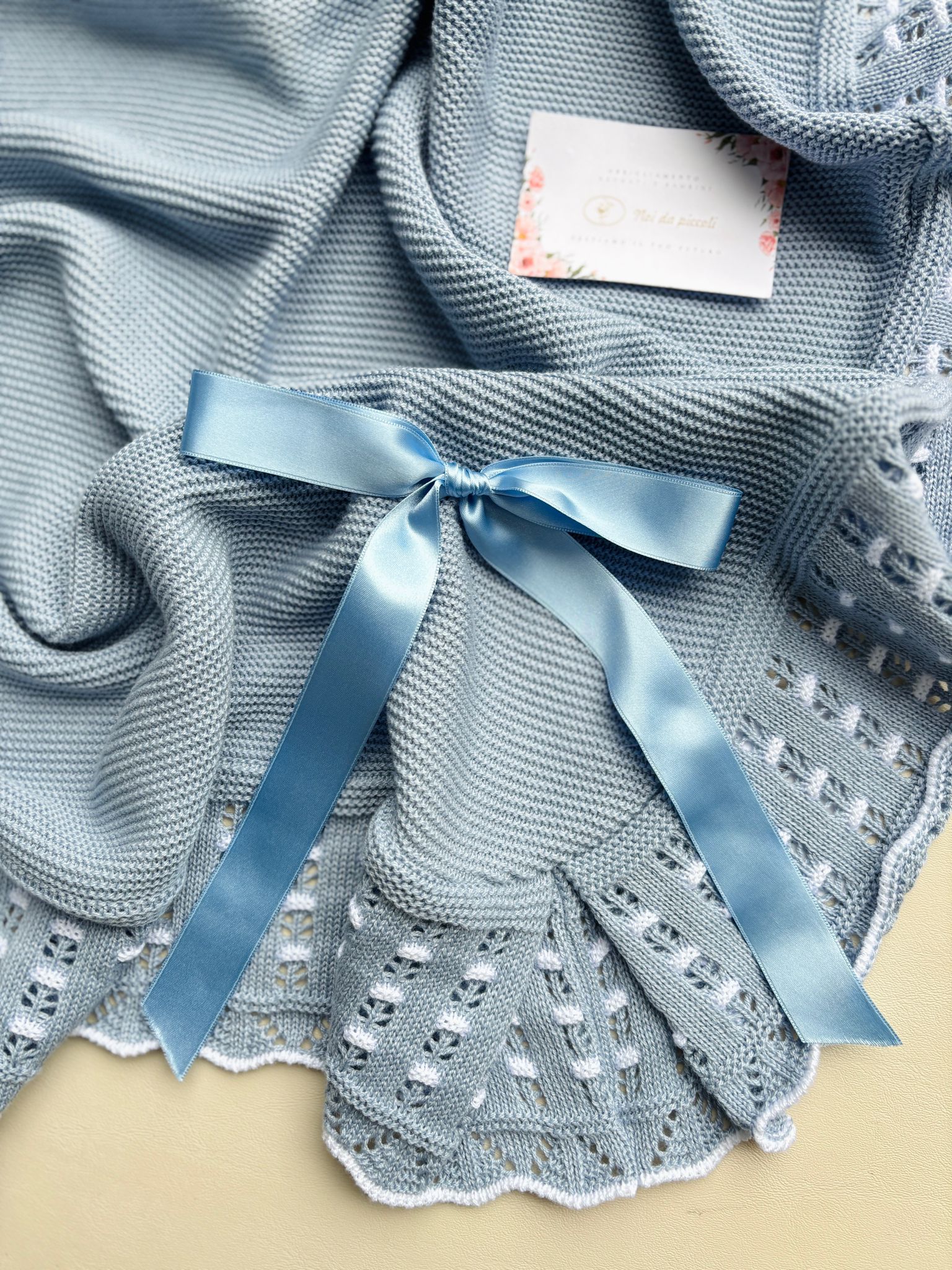 COPERTA IN COTONE CON RICAMI BIANCHI E FIOCCHETTO COBALTO - Noi da piccoli