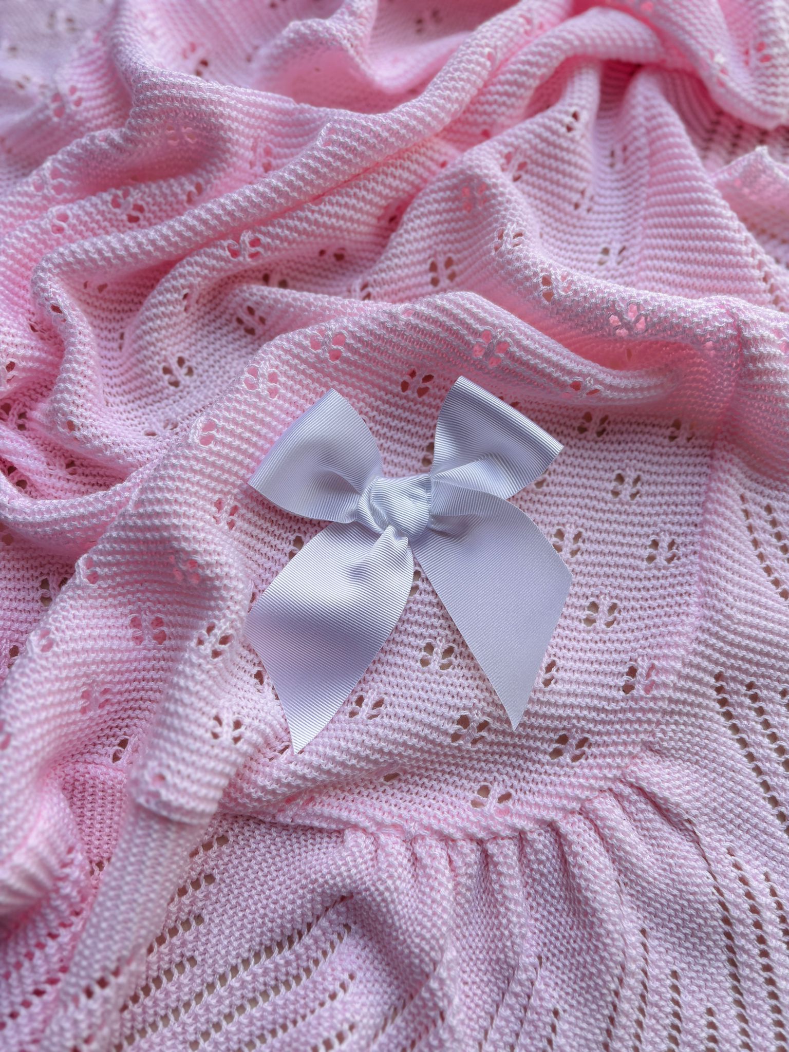 COPERTA IN COTONE CON RICAMI E FIOCCHETTO BIANCO ROSA - Noi da piccoli