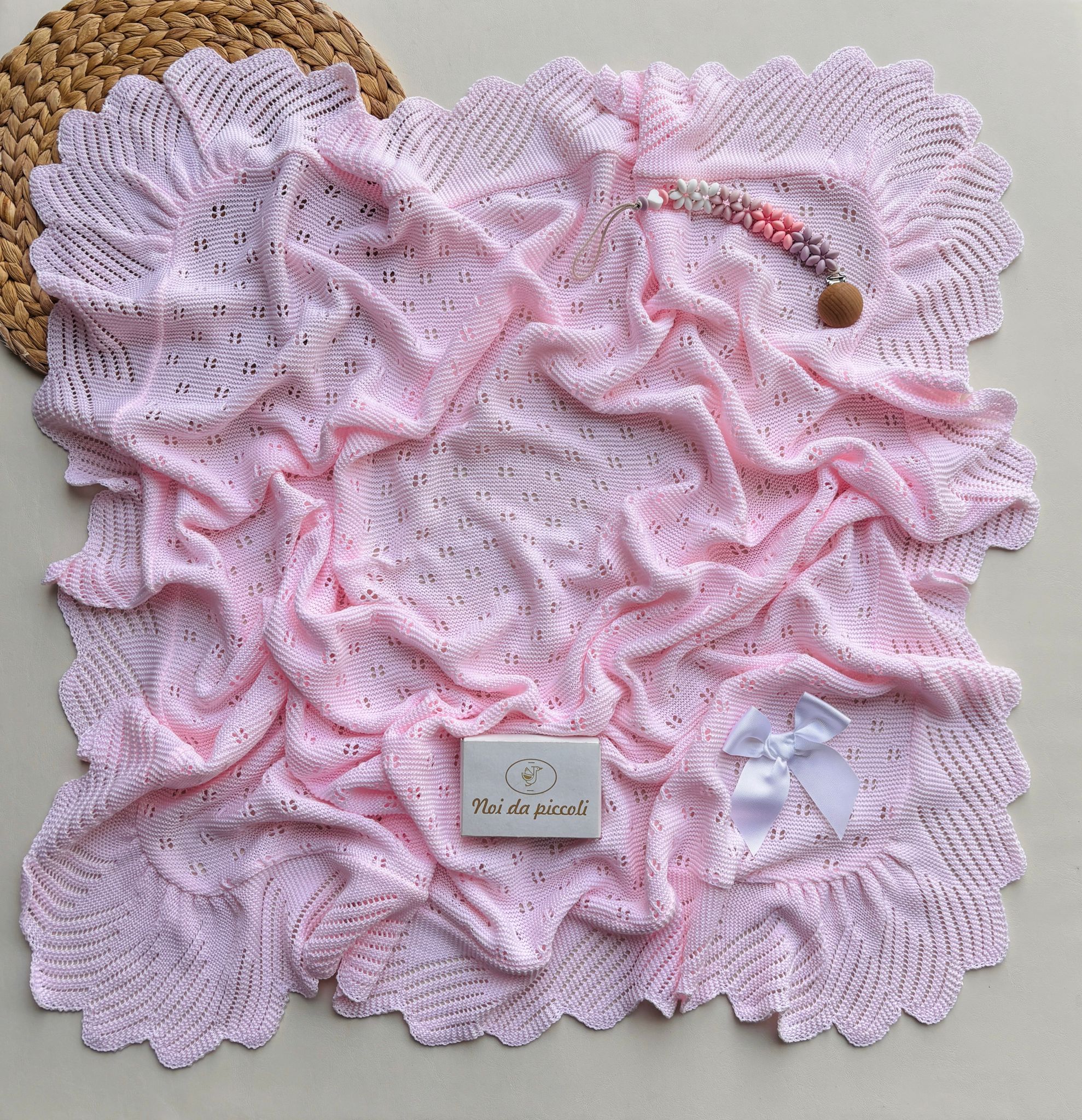 COPERTA IN COTONE CON RICAMI E FIOCCHETTO BIANCO ROSA - Noi da piccoli