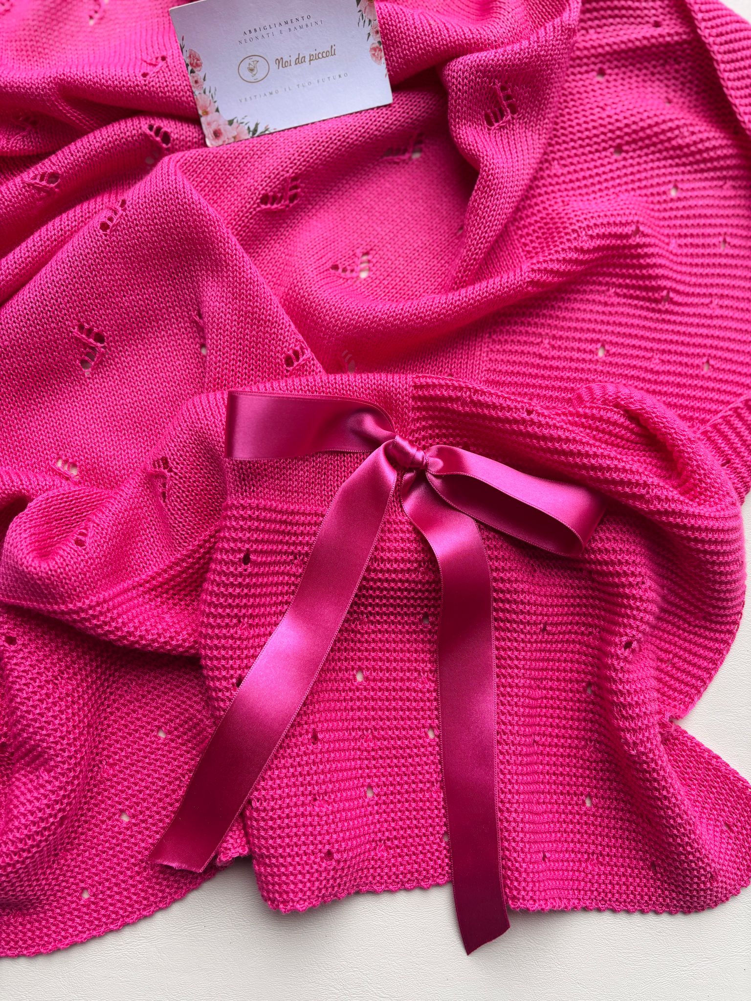 COPERTA IN COTONE CON RICAMI E FIOCCHETTO FUCSIA - Noi da piccoli