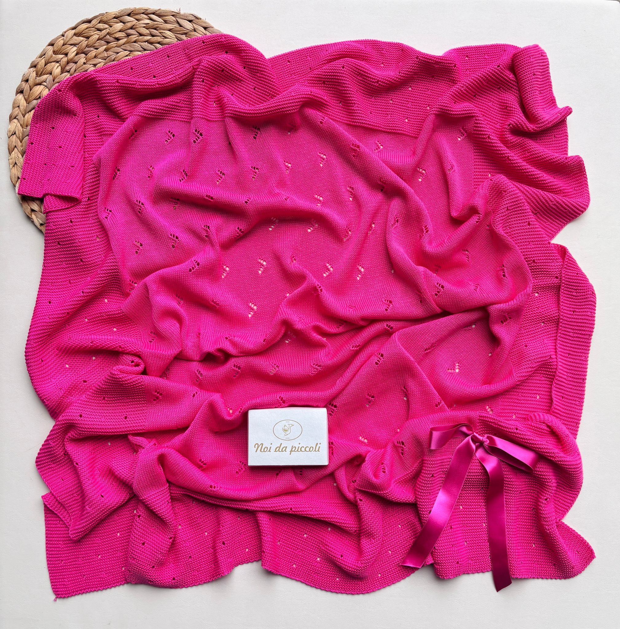 COPERTA IN COTONE CON RICAMI E FIOCCHETTO FUCSIA - Noi da piccoli