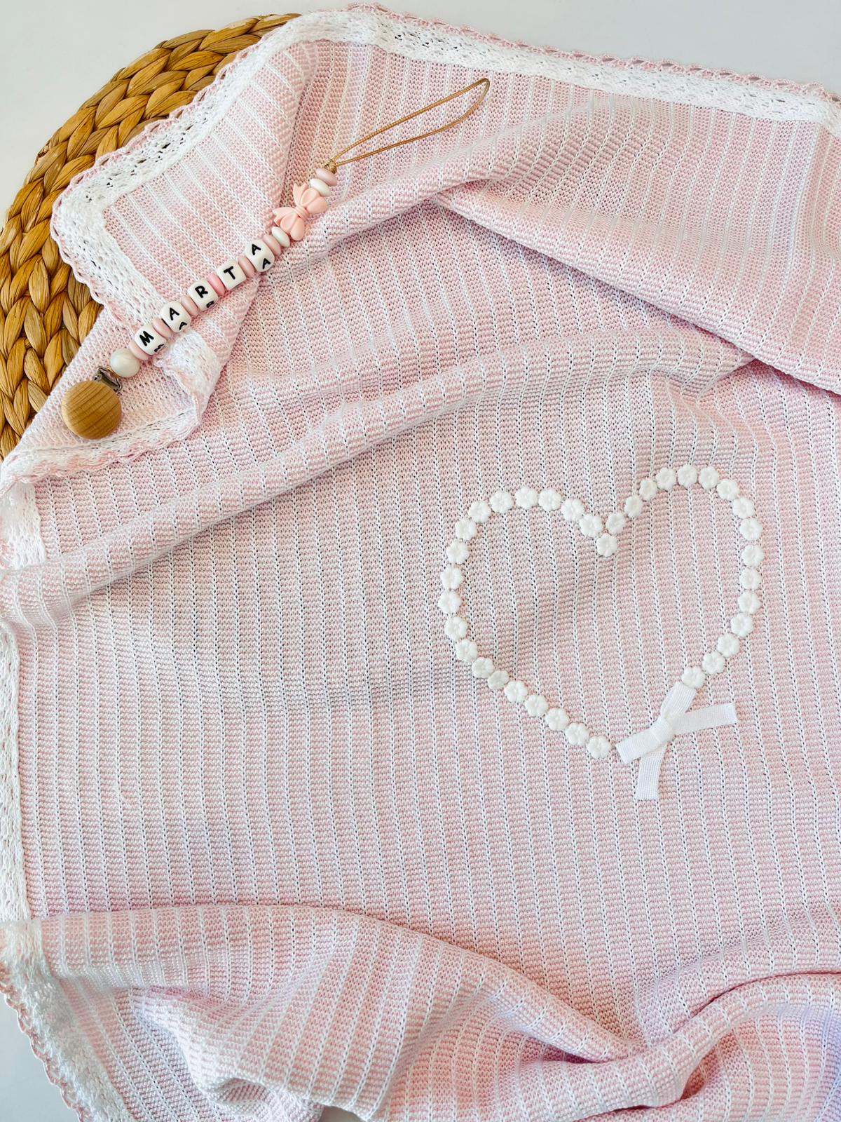 COPERTINA CON CUORE DI ROSELLINE 100% FILO DI COTONE ROSA CIPRIA BIANCO - Noi da piccoli