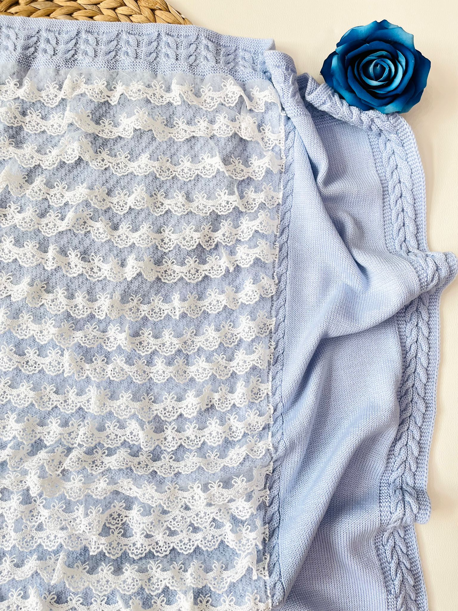 COPERTINA CON DETTAGLI PIZZO 100% lana merino extrafine SUGAR - Noi da piccoli