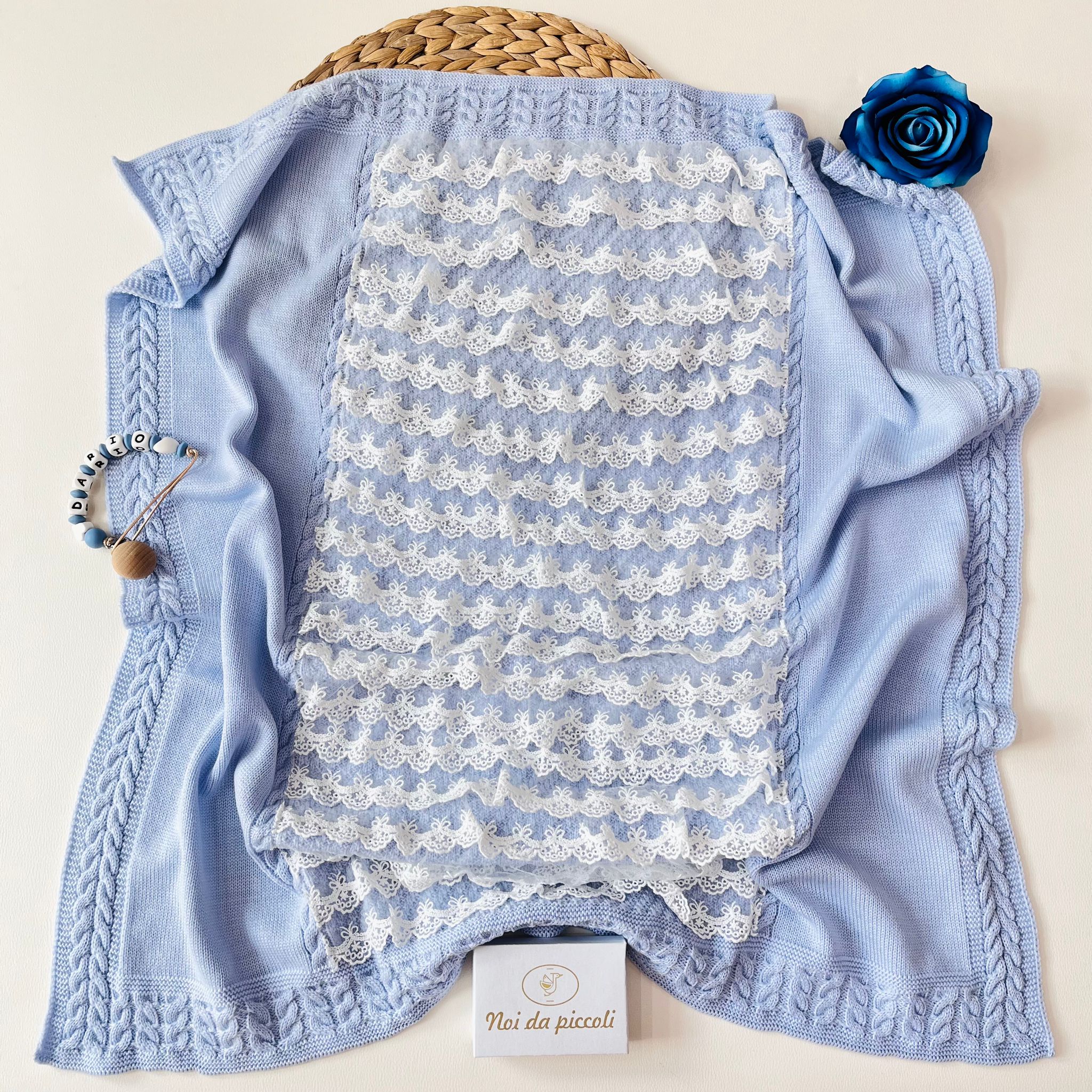 COPERTINA CON DETTAGLI PIZZO 100% lana merino extrafine SUGAR - Noi da piccoli