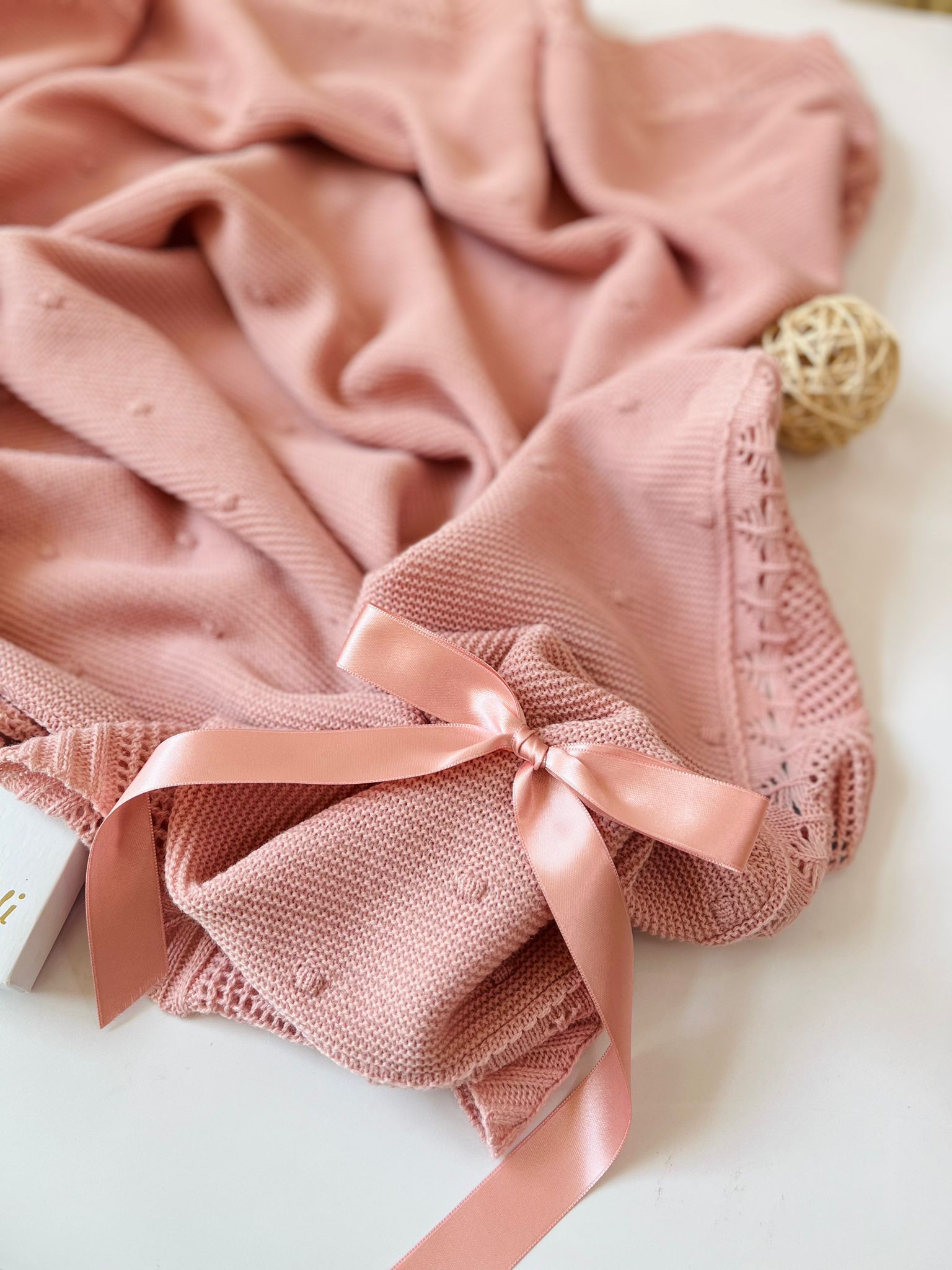 COPERTINA CON FIOCCO FILATO CALDO IN 100% ACRILICO ROSA ANTICO - Noi da piccoli