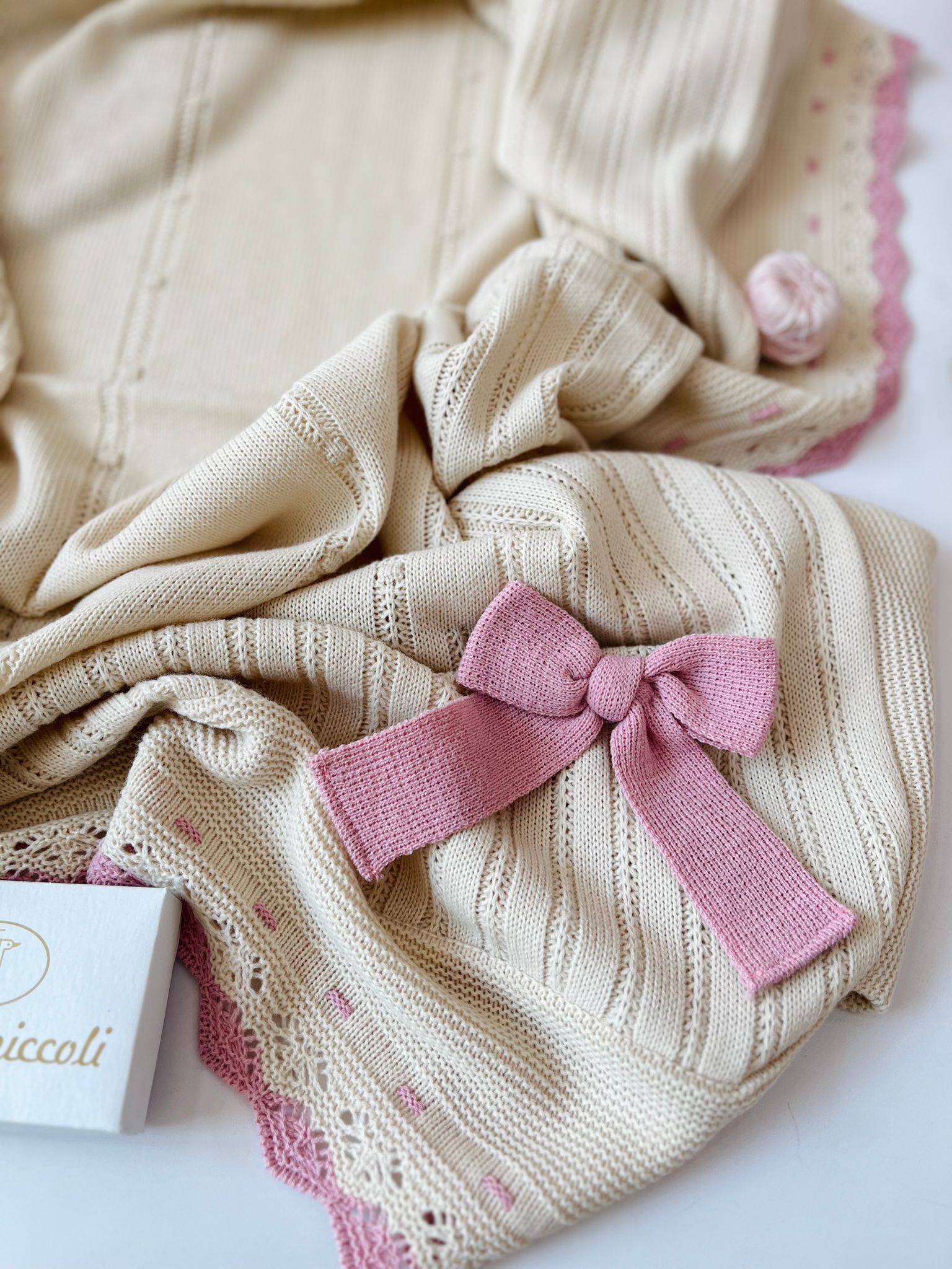 COPERTINA CON FIOCCO FILATO CALDO MALVA E CREMA - Noi da piccoli