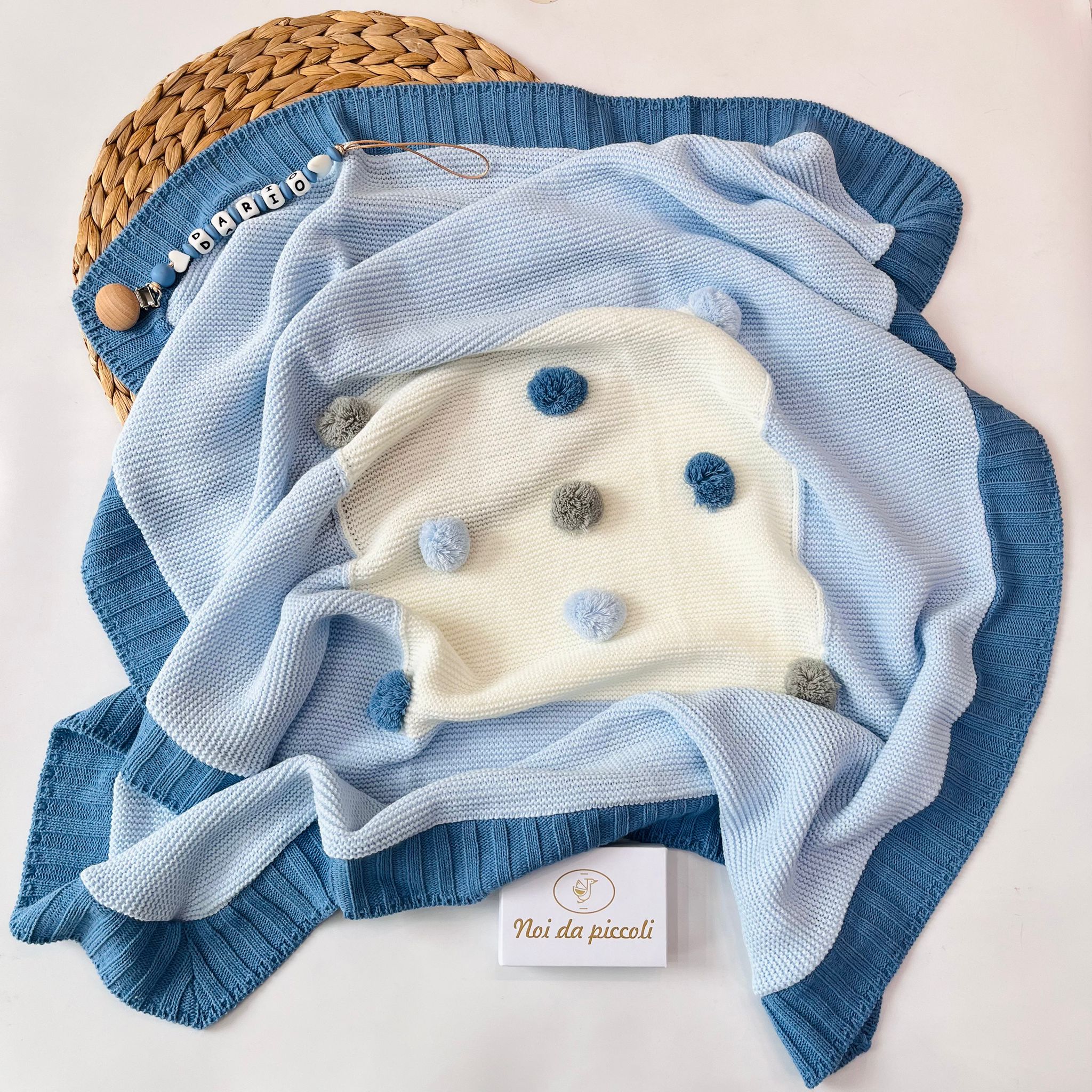 COPERTINA CON PON POM COLORATI FILATO PANNA - Noi da piccoli