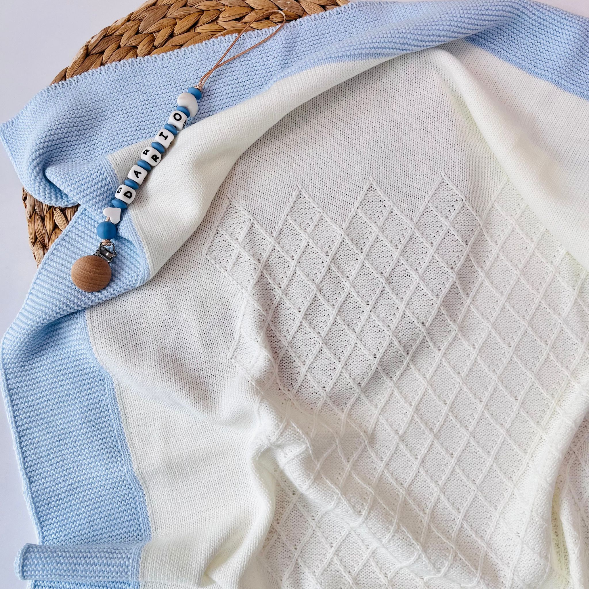 COPERTINA CON ROMBI FILATO PANNA CIELO - Noi da piccoli