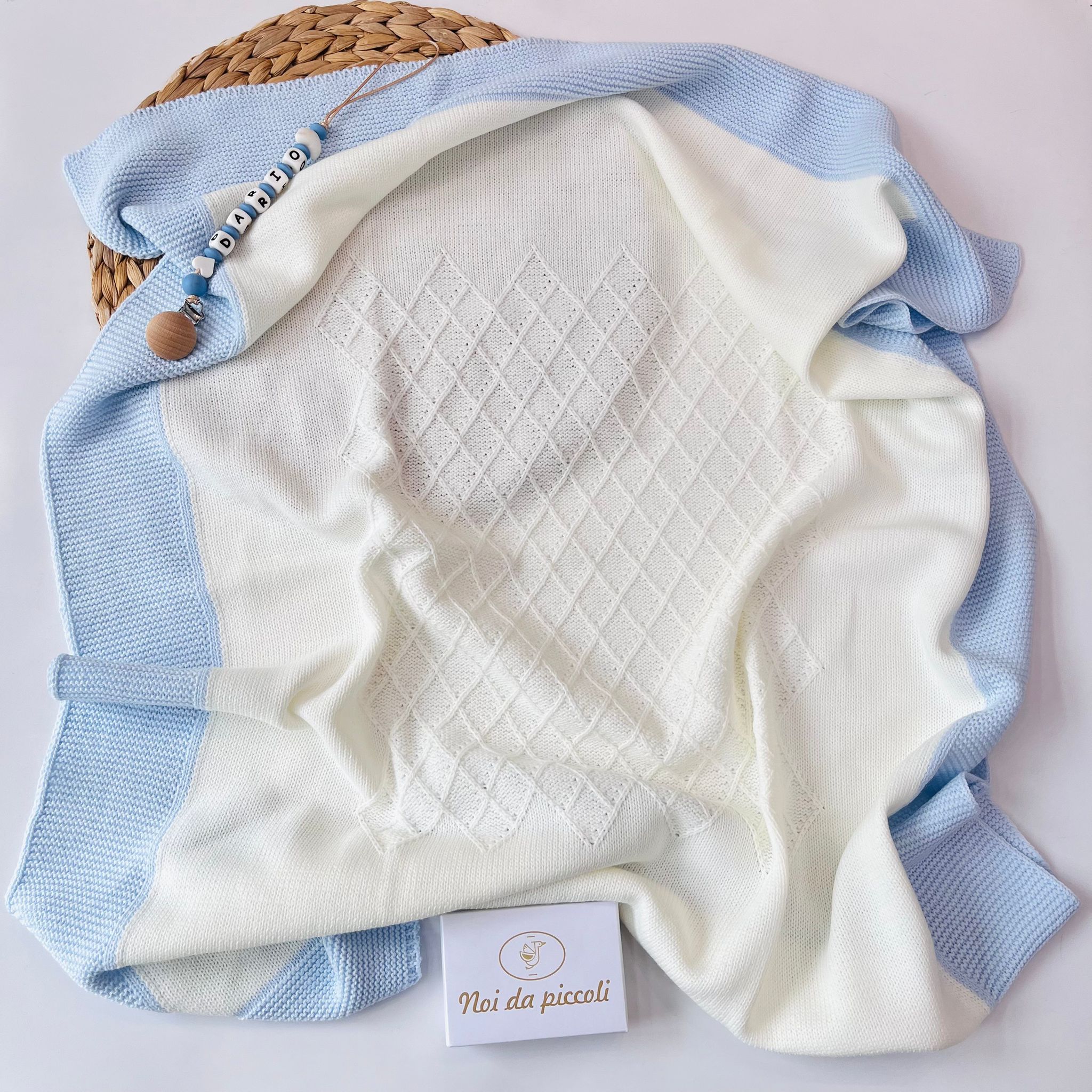 COPERTINA CON ROMBI FILATO PANNA CIELO - Noi da piccoli