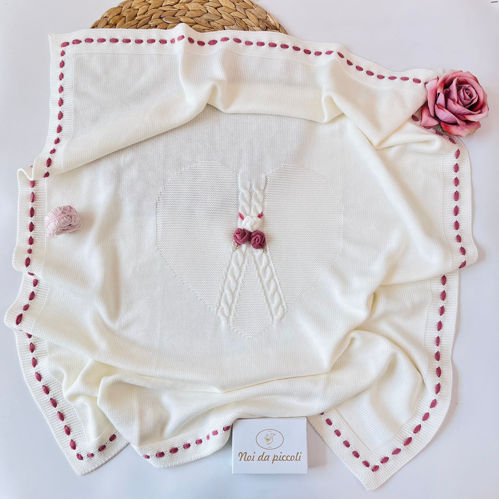 COPERTINA CON ROSELLINA 100% LANA CREAM LAMPONE - Noi da piccoli