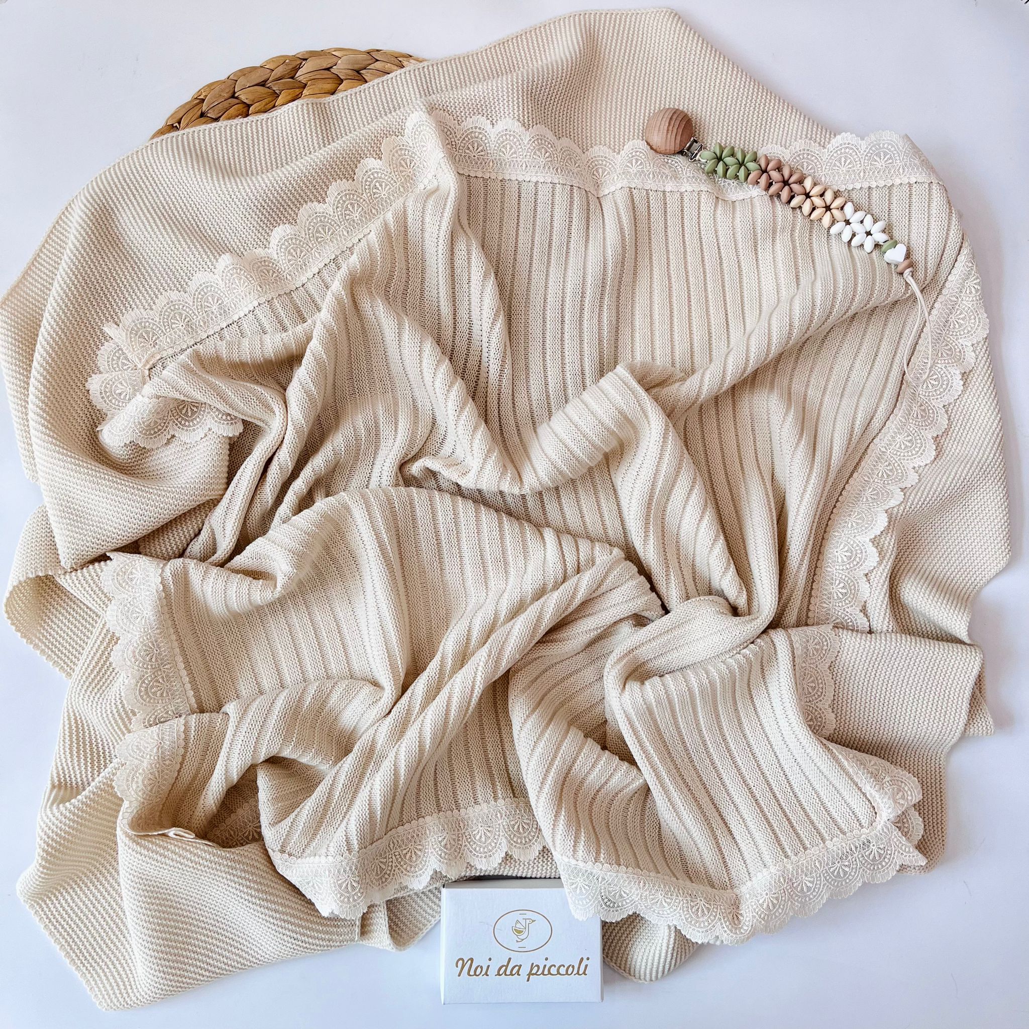 copertina FILATO CALDO CREMA E PIZZO - Noi da piccoli