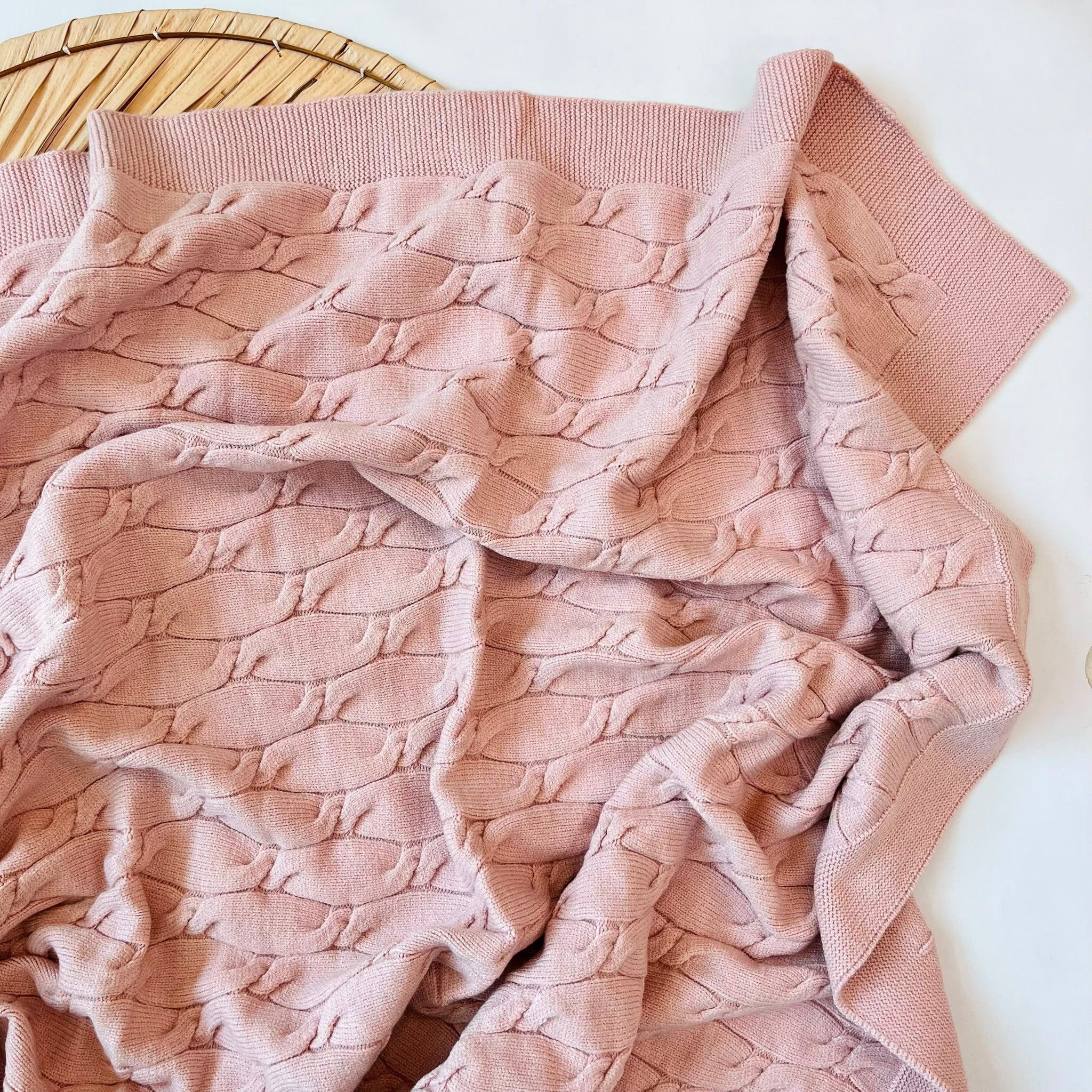 COPERTINA IN CALDO COTONE CON RICAMI AD INTRECCIO ROSA - Noi da piccoli