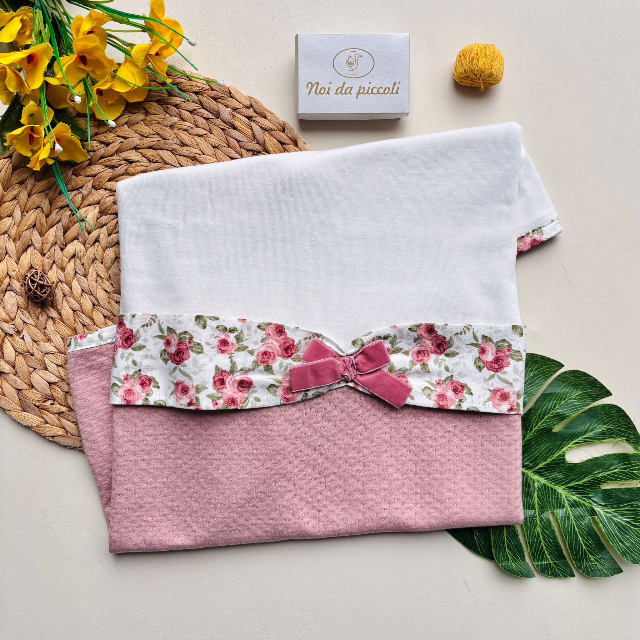 COPERTINA IN CINIGLIA CON FASCIA FLOREALE E FIOCCHETTO BIANCO E ROSA - Noi da piccoli