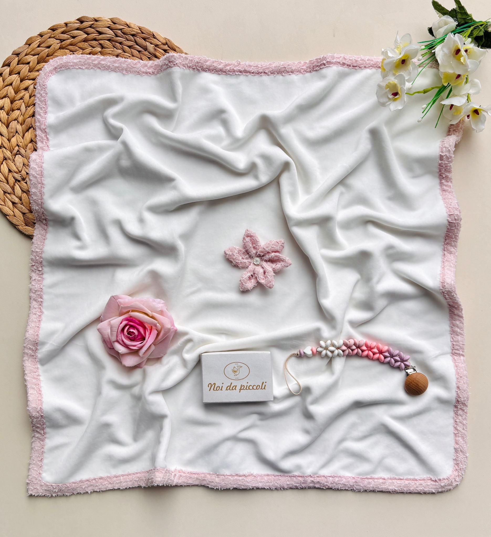 COPERTINA IN CINIGLIA CON FIORELLINO RICAMATO BIANCO E ROSA - Noi da piccoli