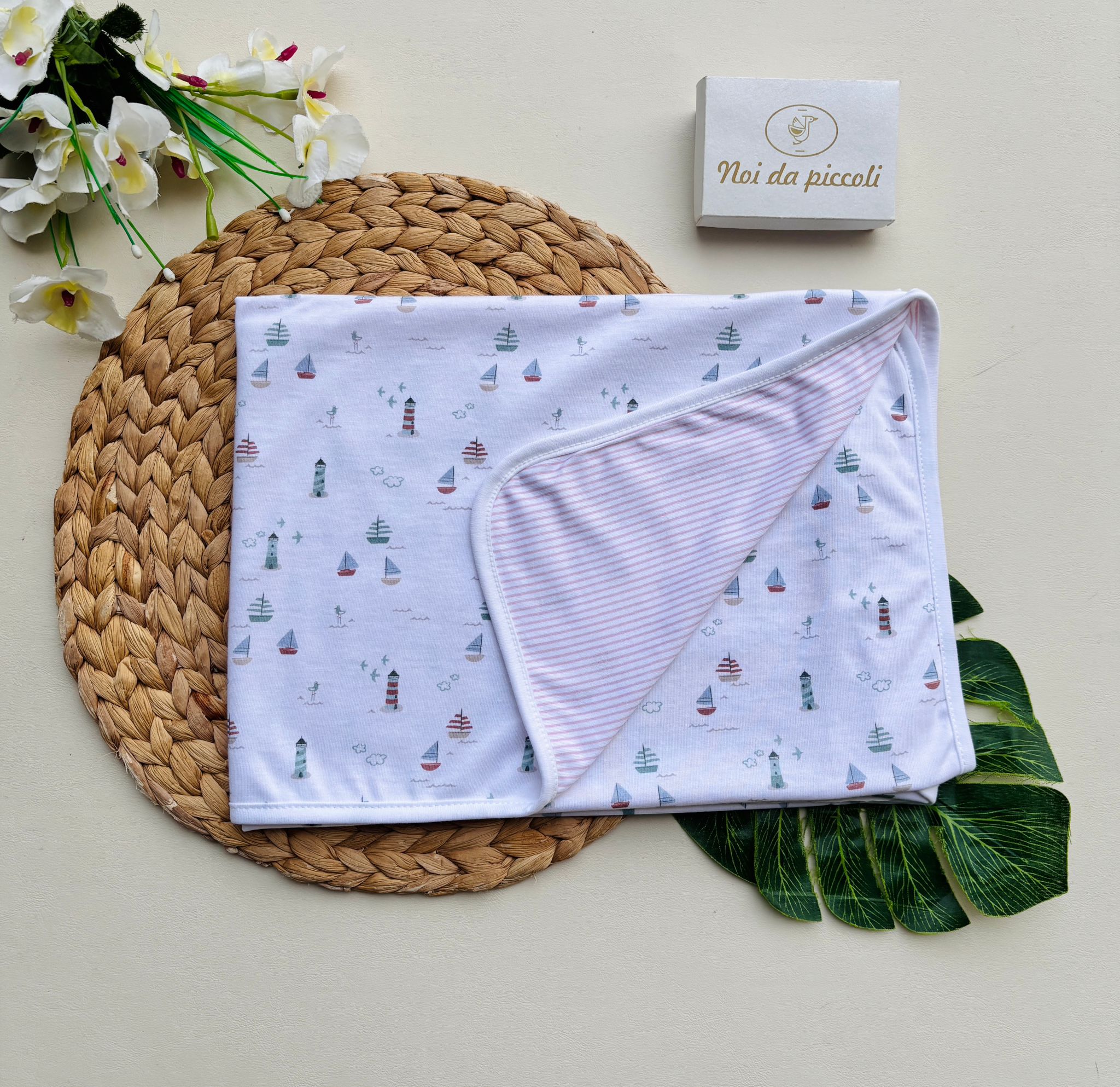 COPERTINA IN COTONE A RIGHE E BARCHETTE BIANCO ROSA - Noi da piccoli