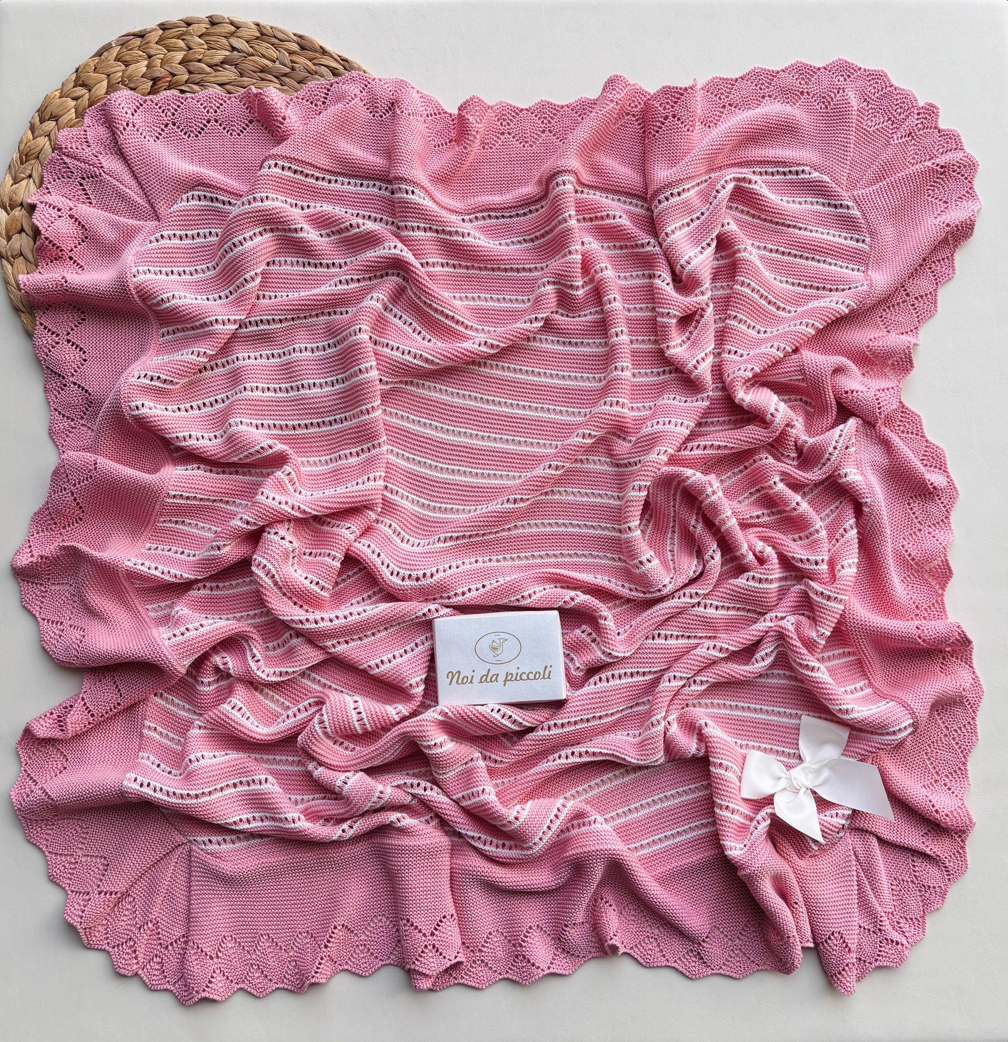 COPERTINA IN COTONE CON DELICATI RICAMI E FIOCCHETTO CRUDO ROSA EMPOLVADO - Noi da piccoli