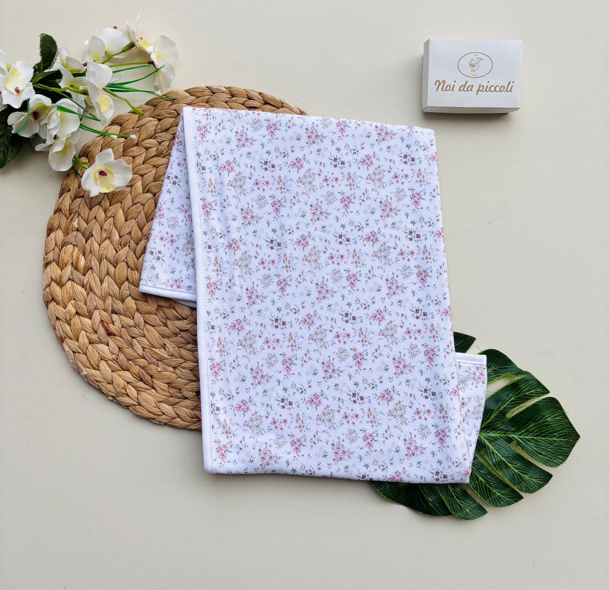 COPERTINA IN COTONE CON FOGLIOLINE BIANCO ROSA - Noi da piccoli