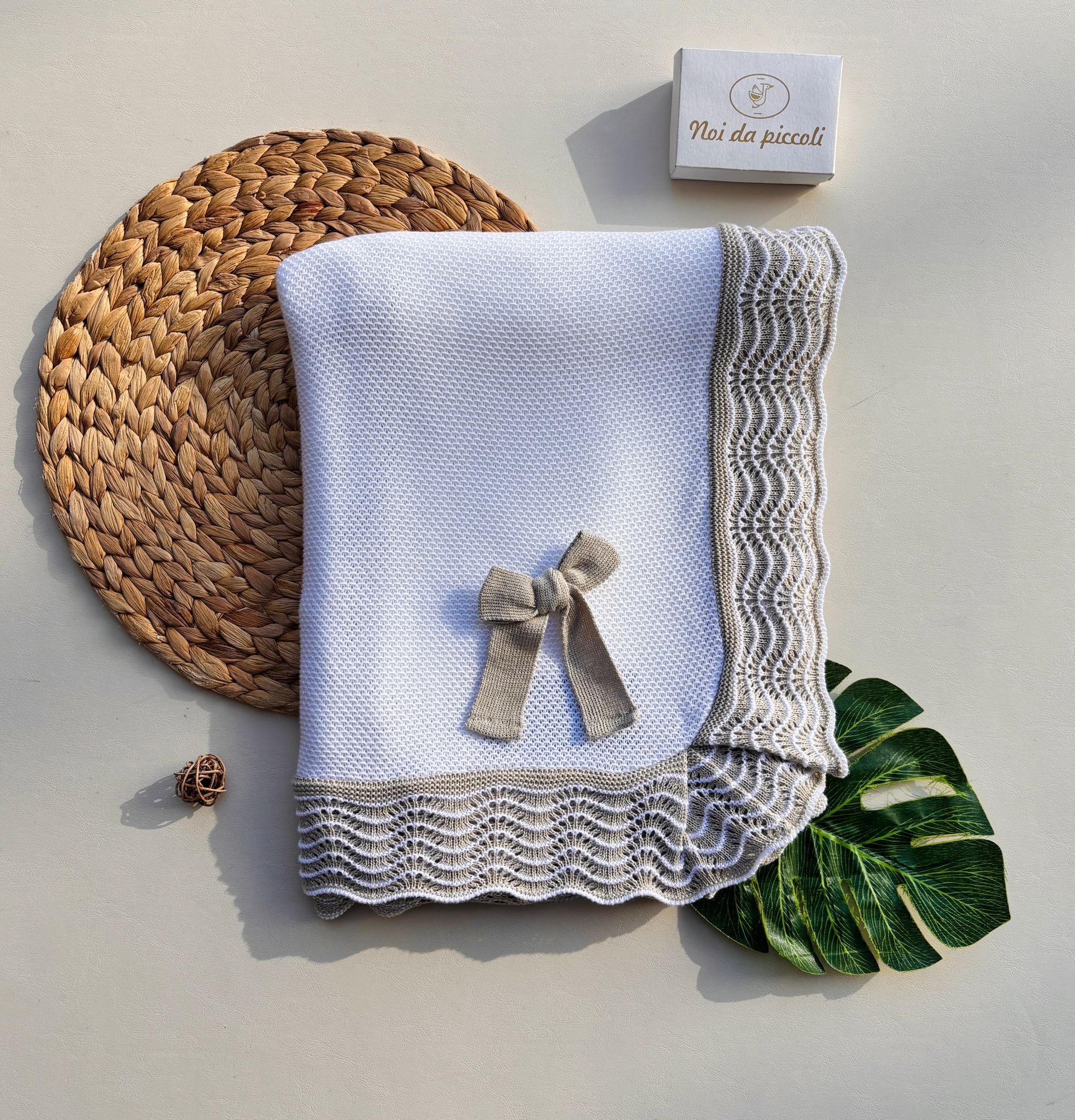 COPERTINA IN COTONE CON RICAMI E FIOCCHETTINO BIANCO BEIGE - Noi da piccoli