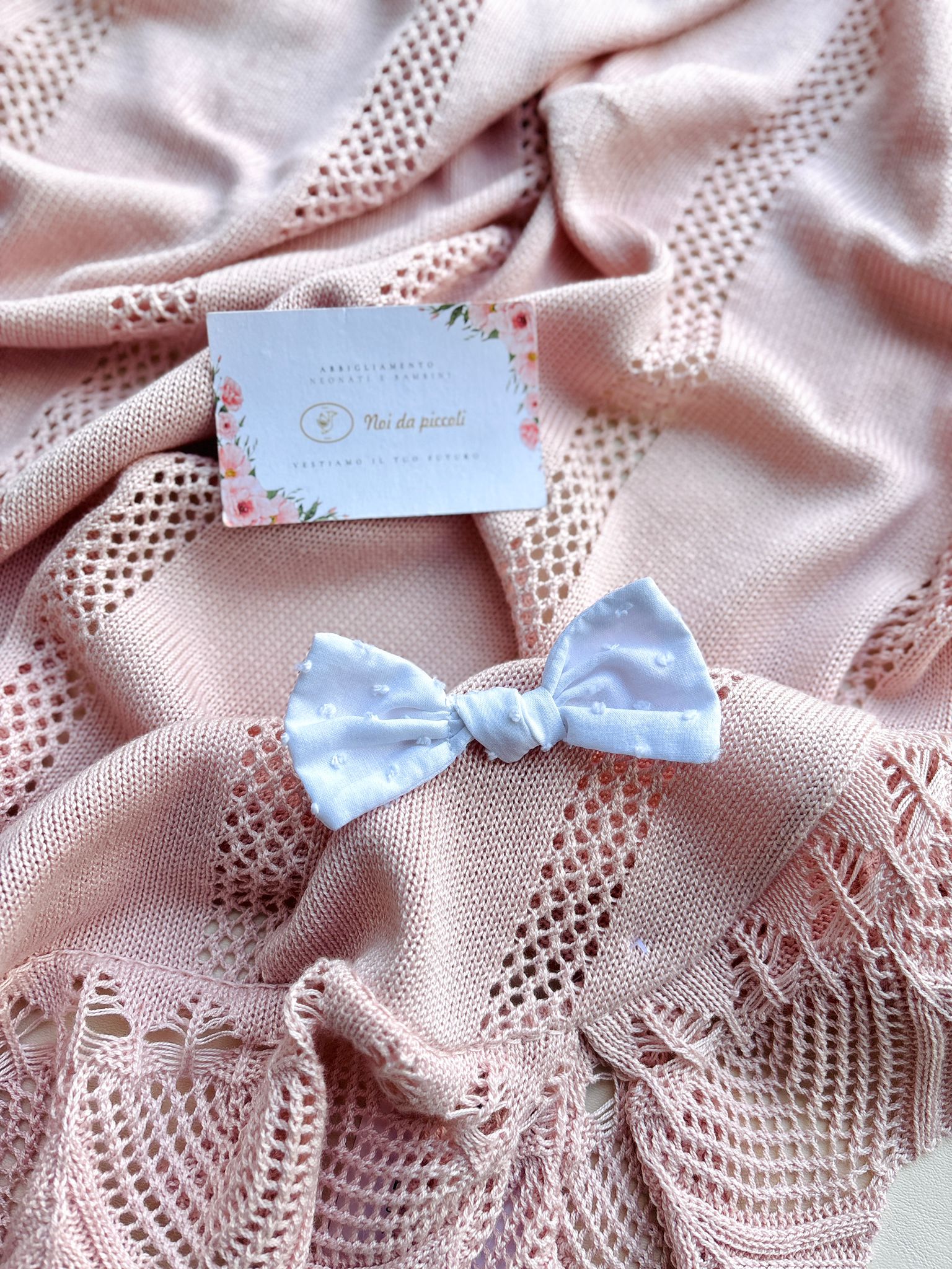 COPERTINA IN COTONE CON RICAMI E FIOCCHETTINO BIANCO CON PUNTI NODINI ROSA - Noi da piccoli